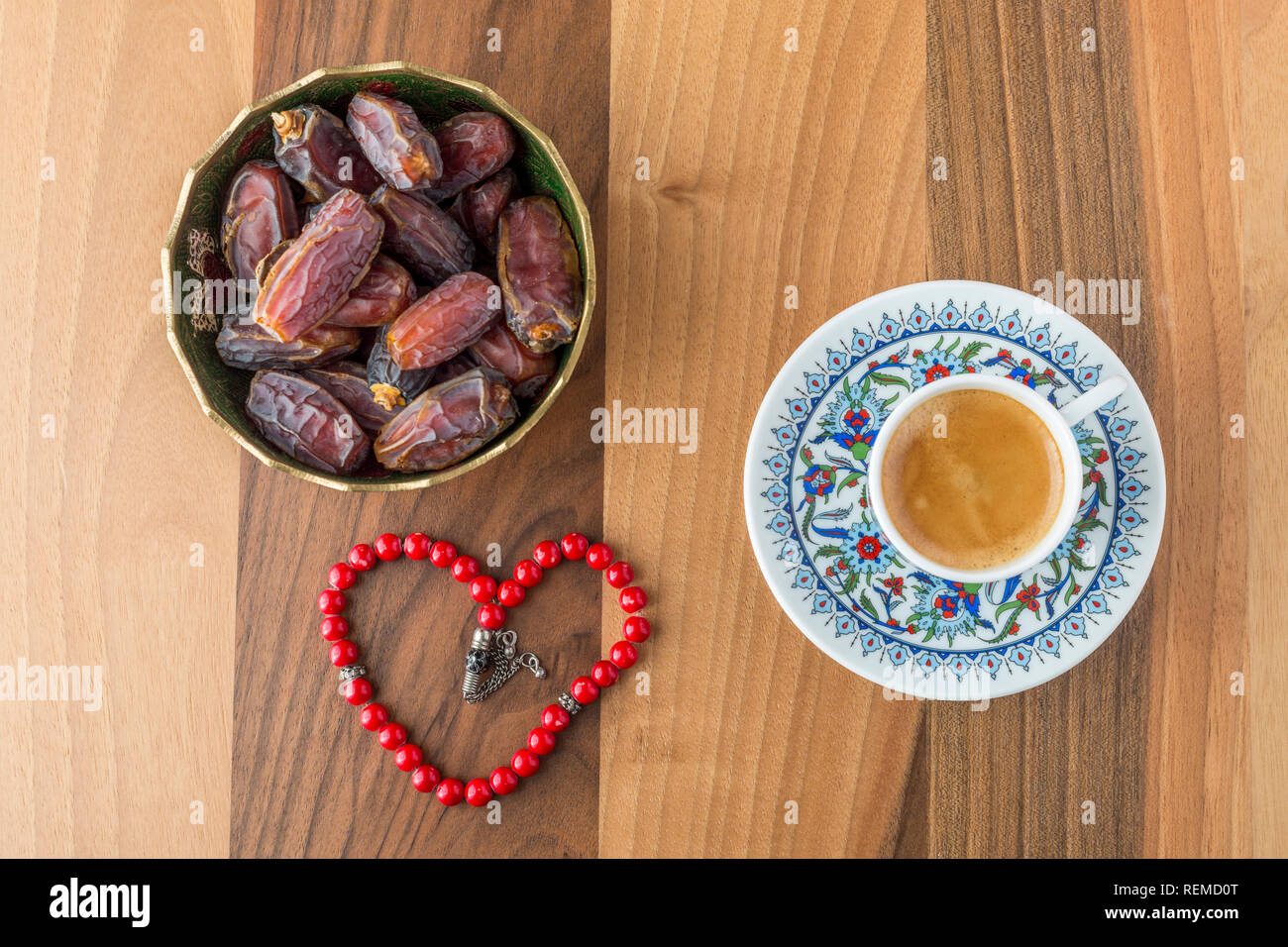 Caffè alla turca, date e a forma di cuore sul Rosario tabella marrone vista superiore Foto Stock