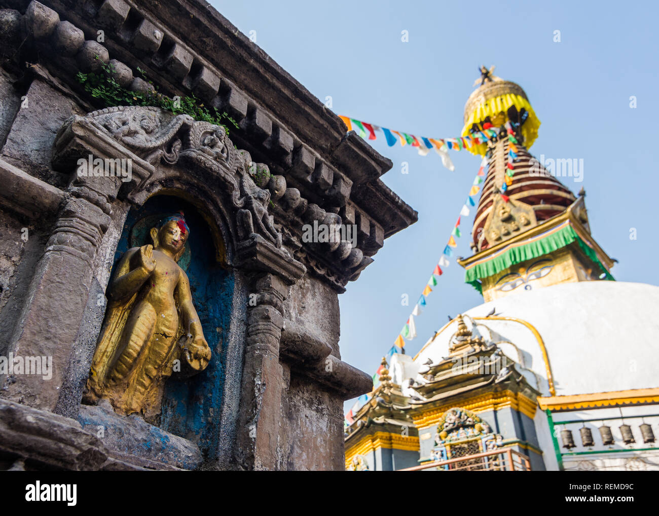 Scultura di Buddha in uno dei chaityas di Kathesimbhu stupa, Kathmandu, Nepal Foto Stock