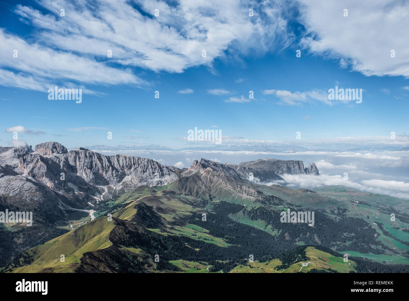 Vista delle alpi italiane dalla cima del monte sassopiatto Foto Stock