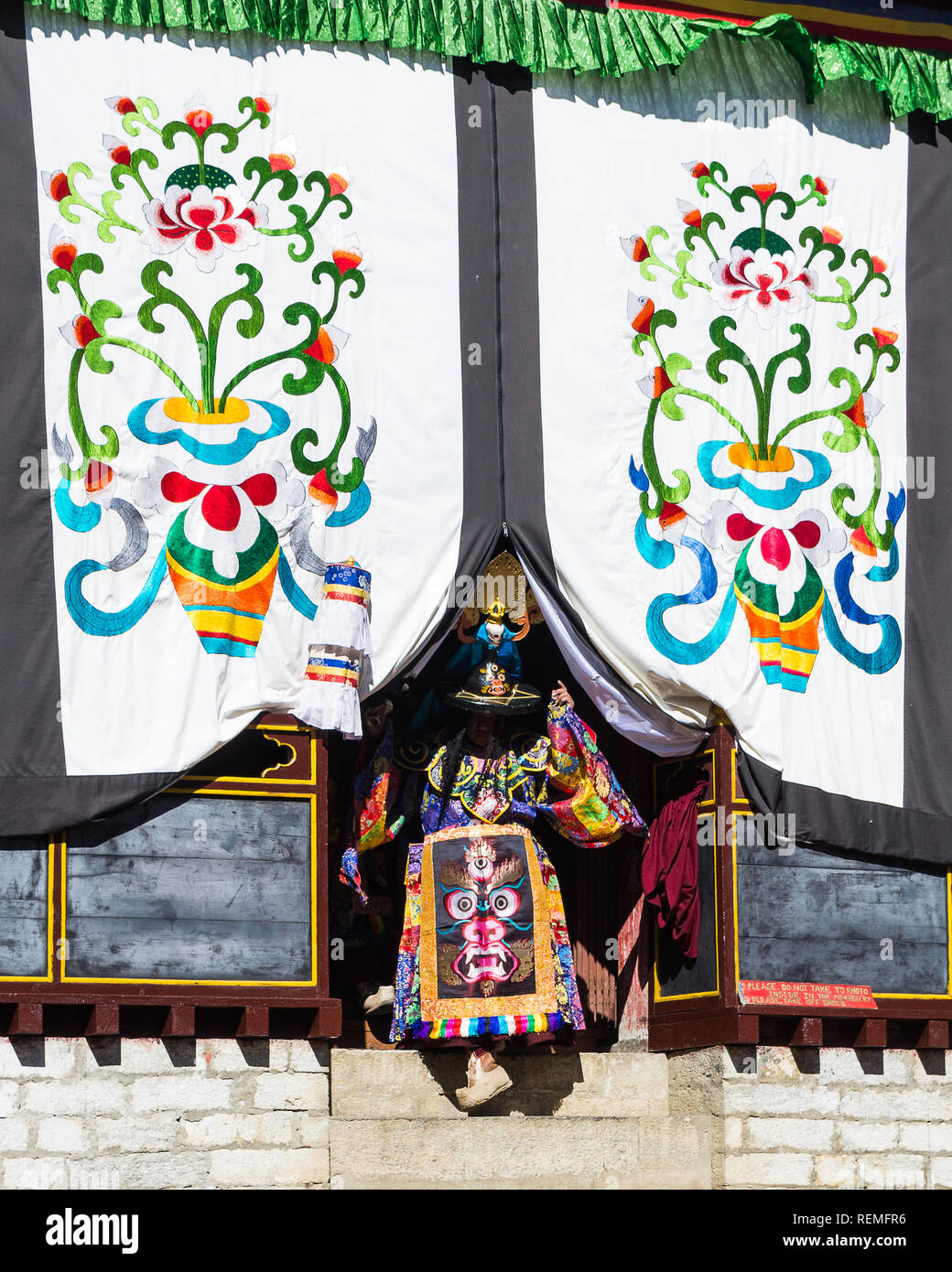 Monaco buddista vestito come un Ngag-Pa facendo il suo ingresso per eseguire Ser Kyem danza in mani Rimdu festival, monastero di Tengboche, Nepal Foto Stock