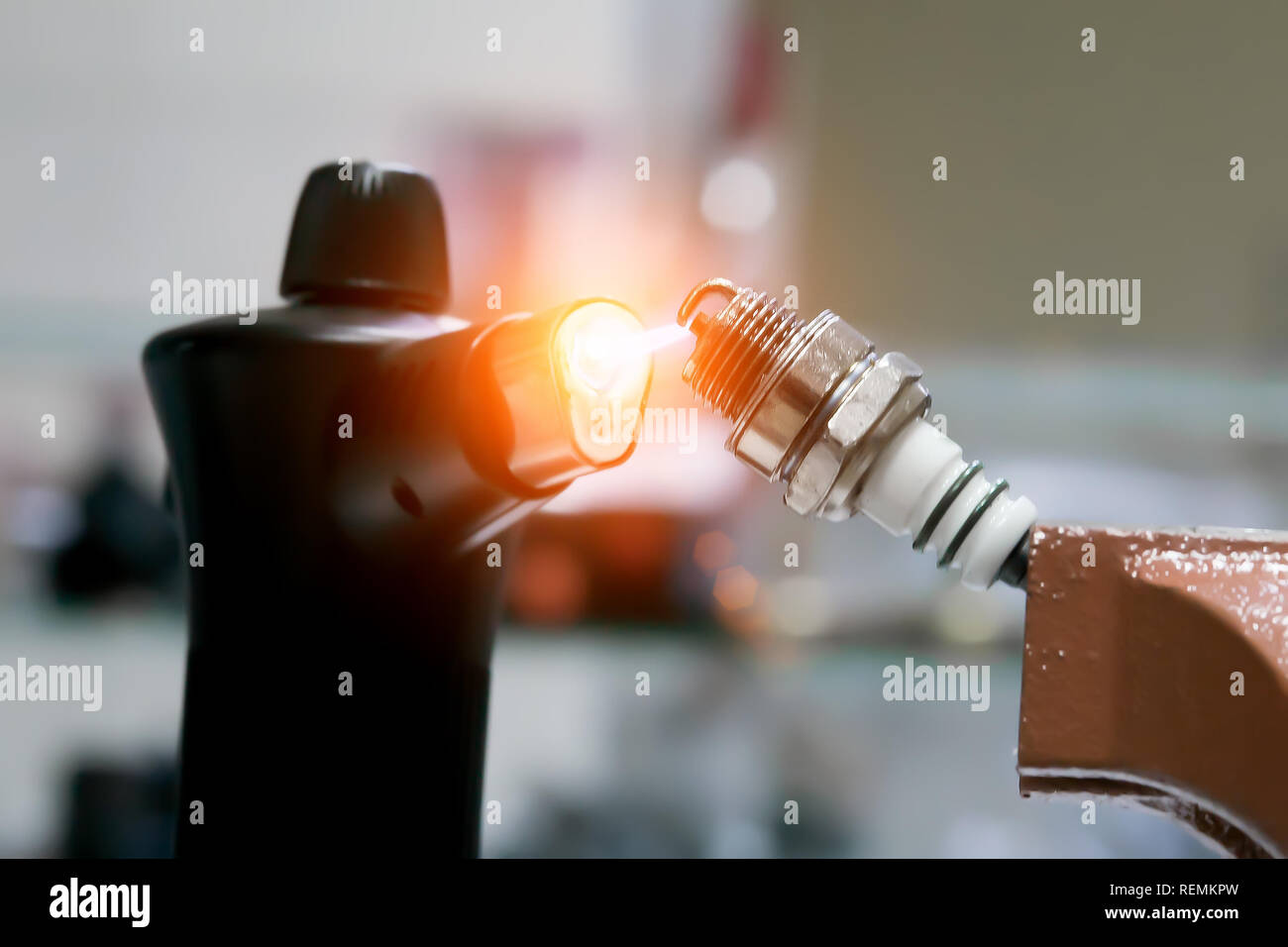 Accensione della candela di accensione con bruciatore a gas. candela recovery Foto Stock