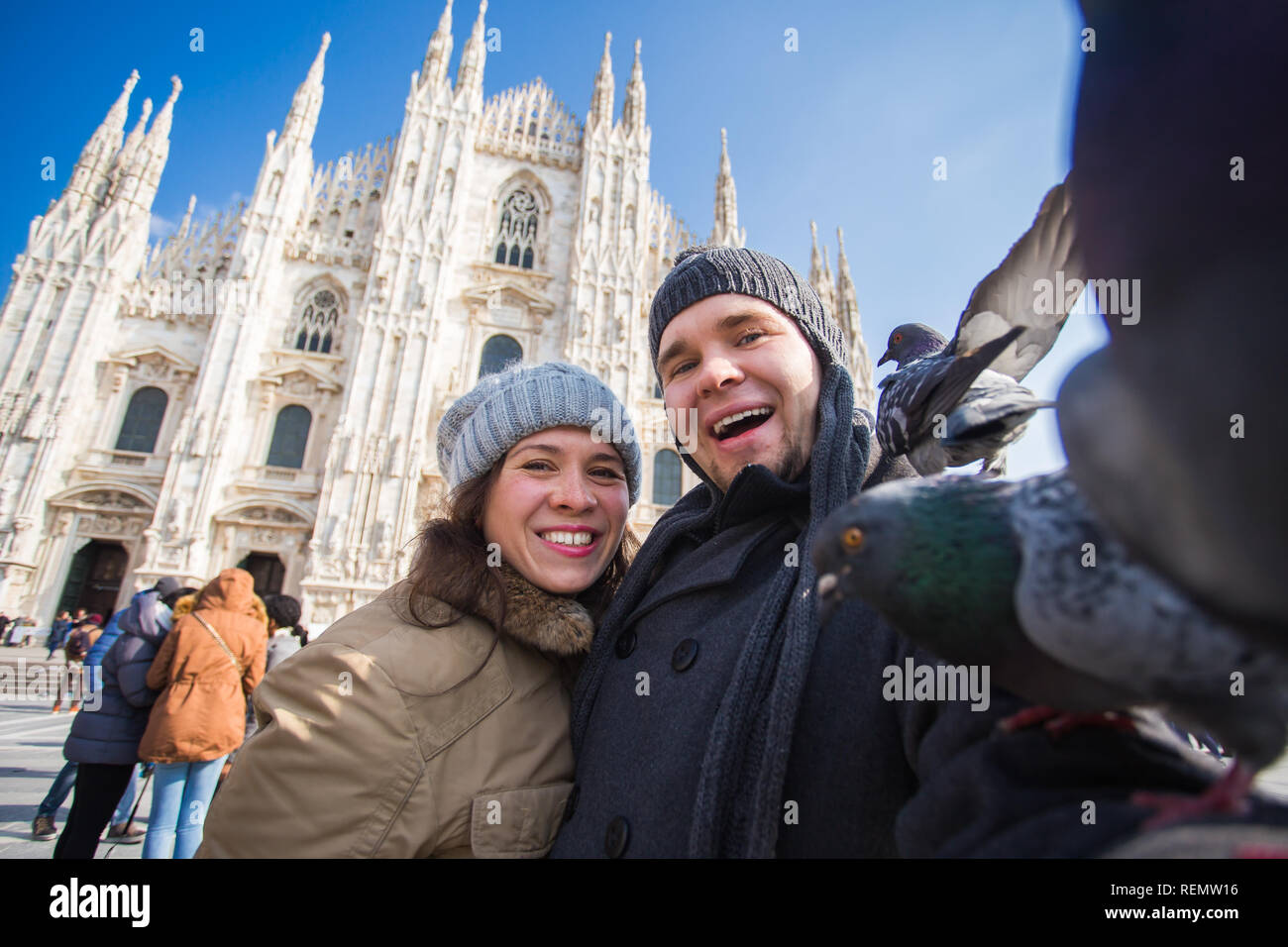 Viaggi, Italia e divertente giovane concetto - Happy turisti prendendo un autoritratto con piccioni nella parte anteriore del Duomo di Milano Foto Stock