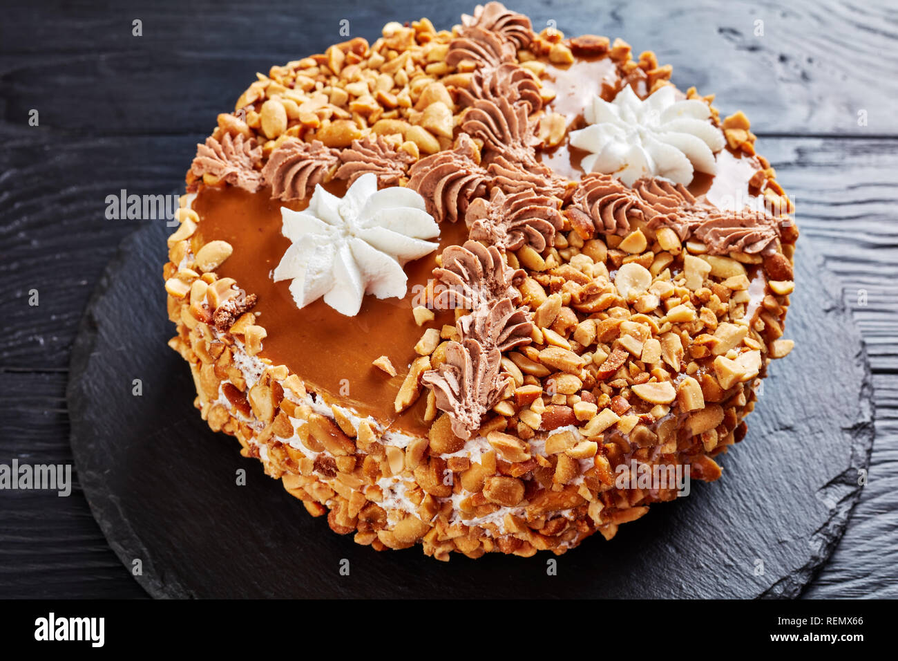 Torta Di Arachidi E Rabboccato Con Cacao Burro Di Arachidi La Panna E Gli Albumi Rose