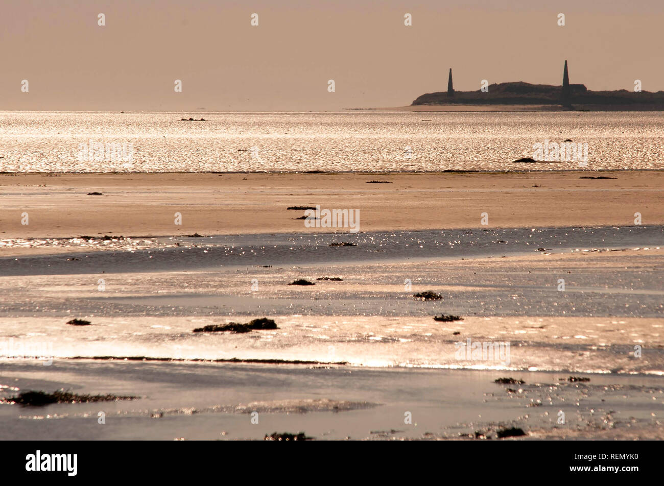 Vista di Ross Sands beacon di Isola Santa causeway, Northumberland Foto Stock