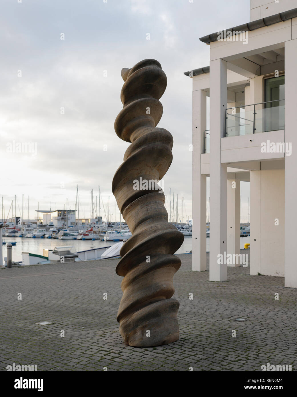 Tony Cragg Danza della colonna (2001) scultura in pietra arenaria fuori Dunkers Kulturhus di Helsingborg, Svezia. Foto Stock