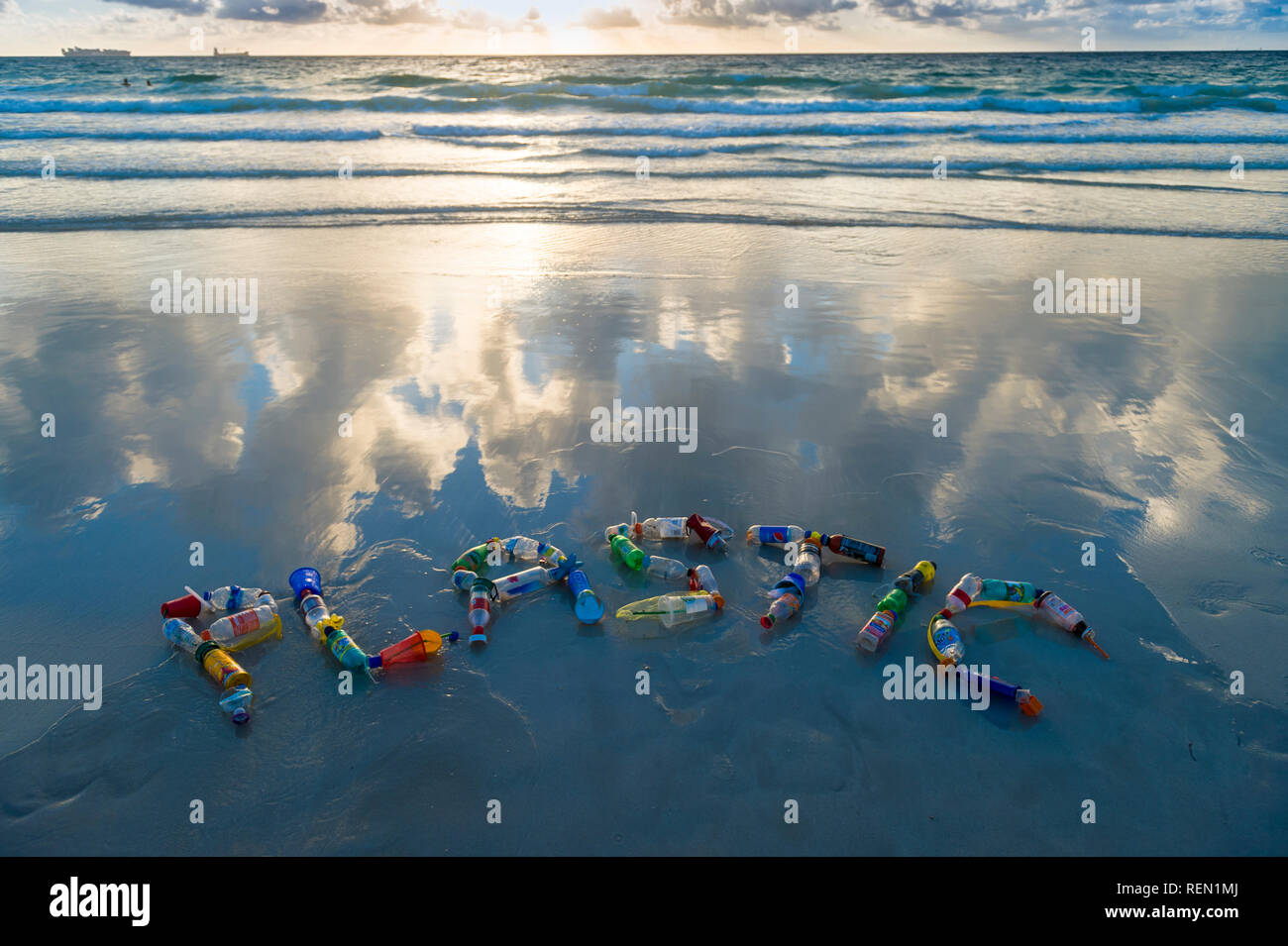 MIAMI - settembre, 2018: Plastica messaggio di sensibilizzazione realizzate dal cestino dei consumatori trovati sulla spiaggia che illustra la corrente inquinamento ambientale crisi Foto Stock