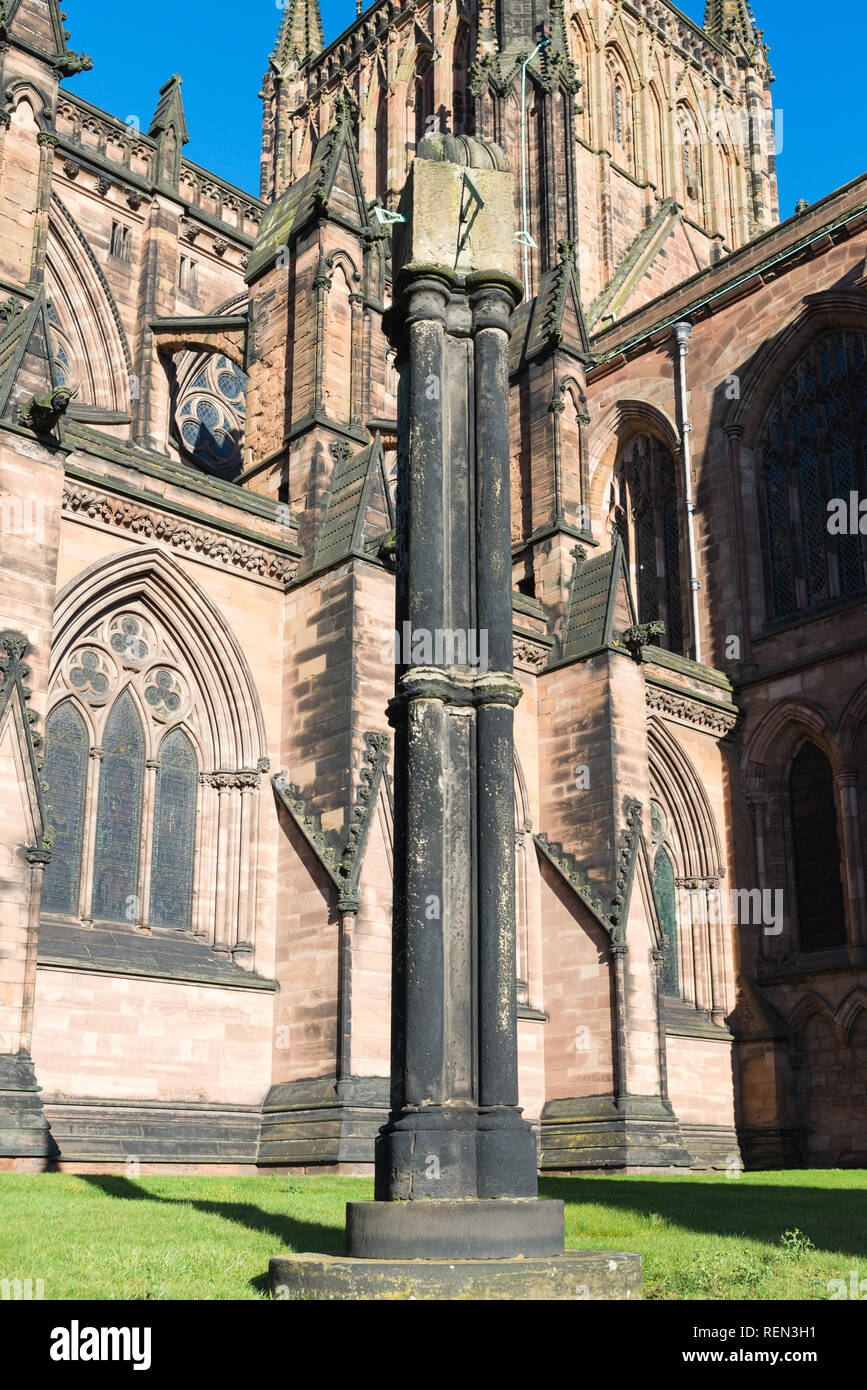 Sun dial sulla colonna di pietra al di fuori di Lichfield Cathedral Foto Stock