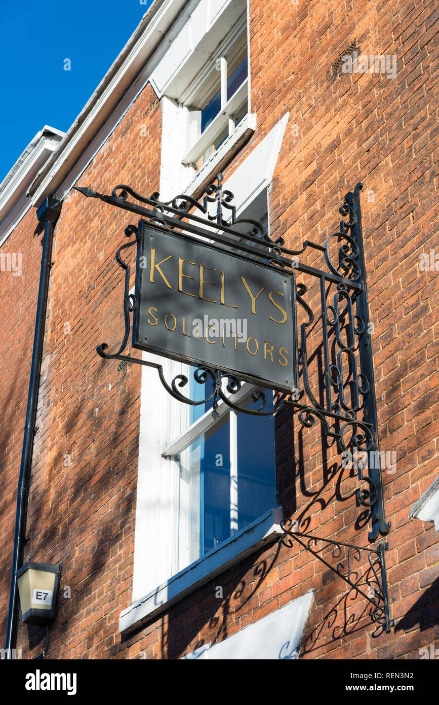 In vecchio stile ferro battuto segno per Kellys Solicitors in Dam Street, Lichfield Foto Stock