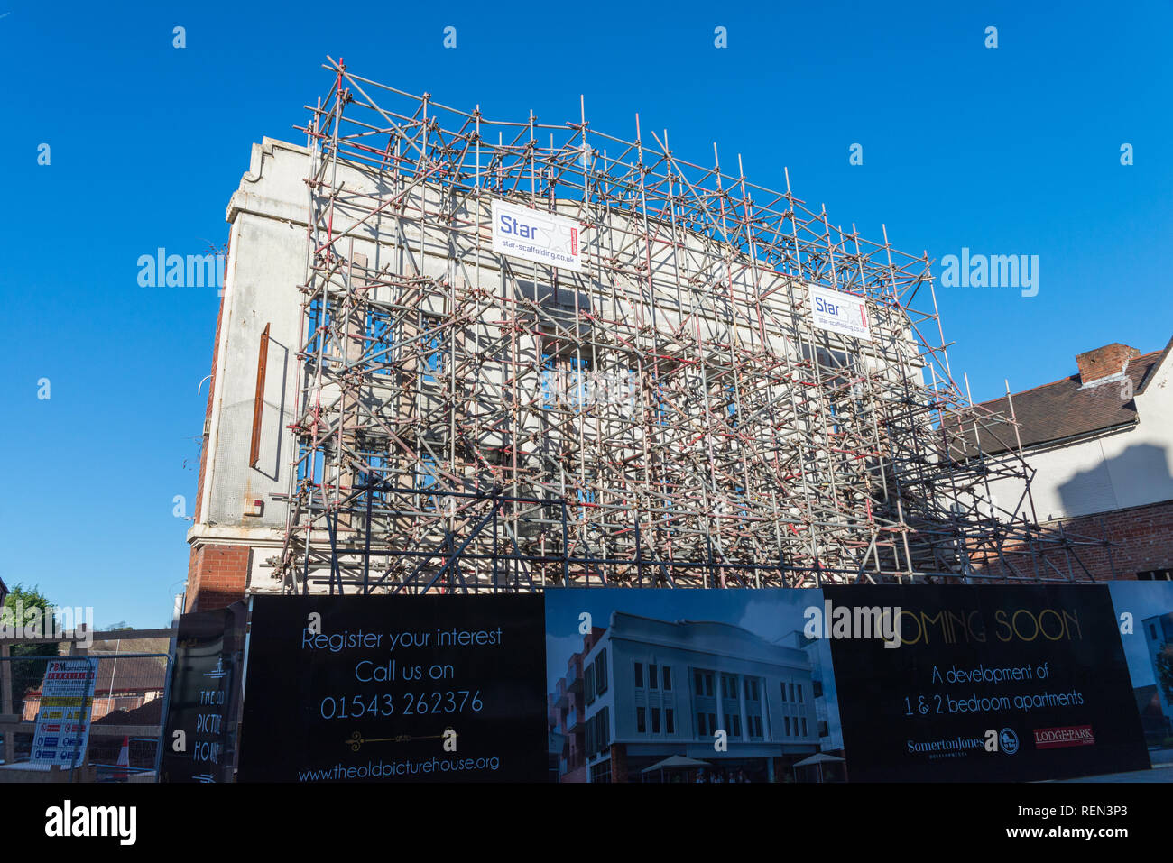 La parete anteriore o facciata del vecchio Picture House a Lichfield supportato da ponteggio mentre gli appartamenti sono costruiti dietro la parte anteriore Foto Stock