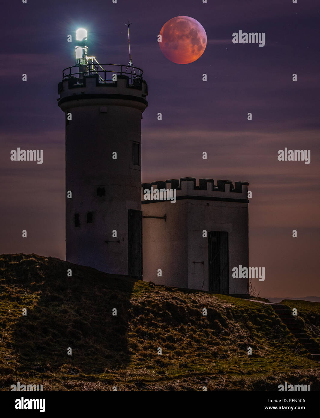 Un super sangue wolf moon lunar eclipse su Elie Ness faro in East Neuk di Fife Foto Stock