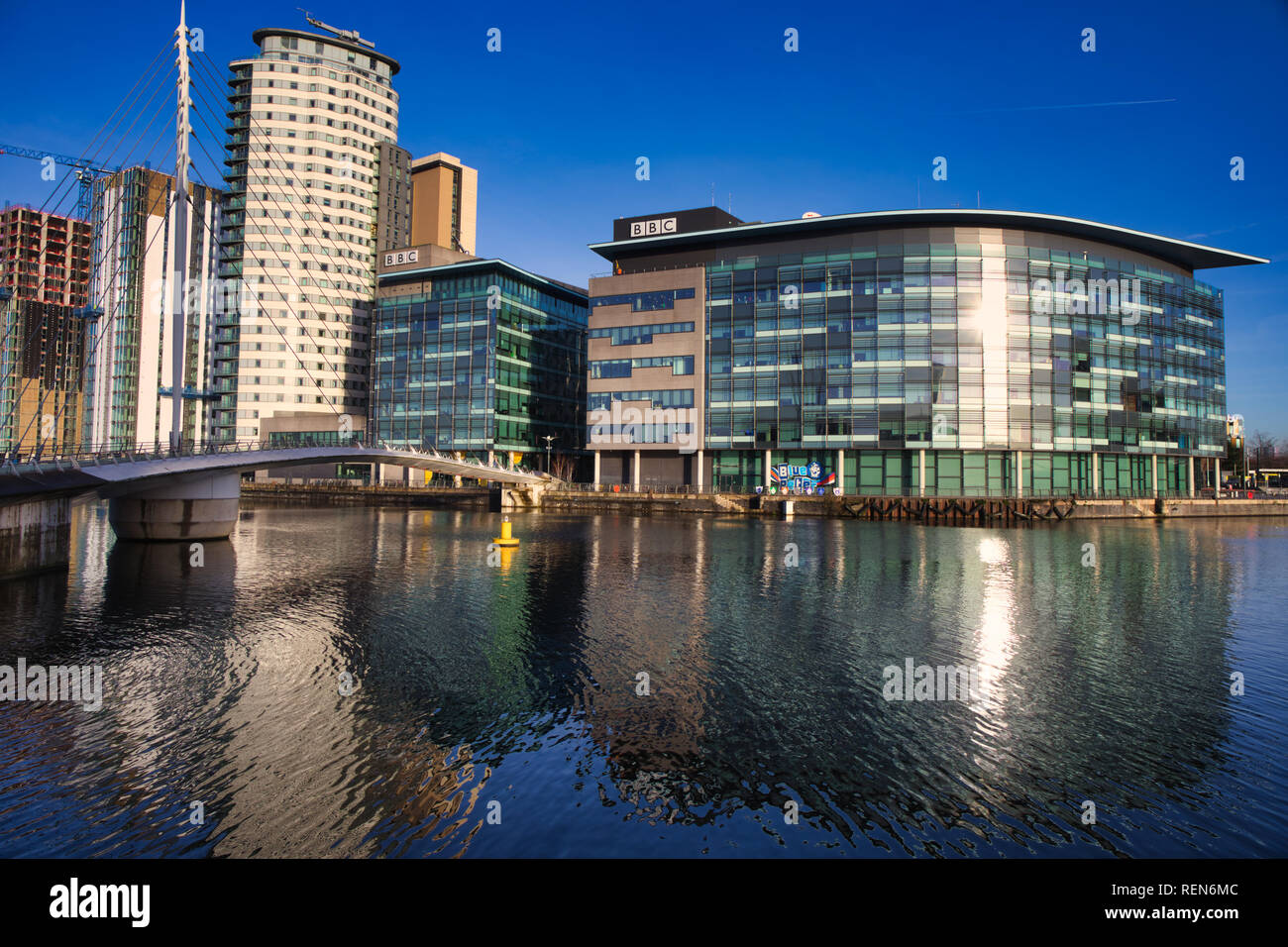 MediaCityUK, BBC e Media città ponte pedonale che attraversa il Manchester Ship Canal, Salford Quays, Greater Manchester, Regno Unito Foto Stock