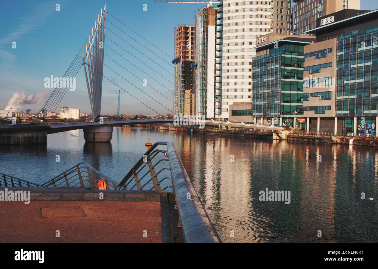 MediaCityUK, BBC e Media città ponte pedonale che attraversa il Manchester Ship Canal, Salford Quays, Greater Manchester, Regno Unito Foto Stock