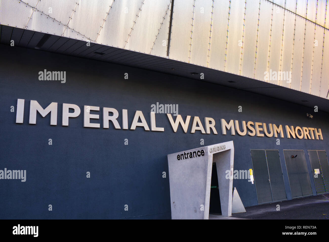 Imperial War Museum North, (da Daniel Libeskind, 2002), le banchine, Trafford Park, Greater Manchester, Regno Unito Foto Stock