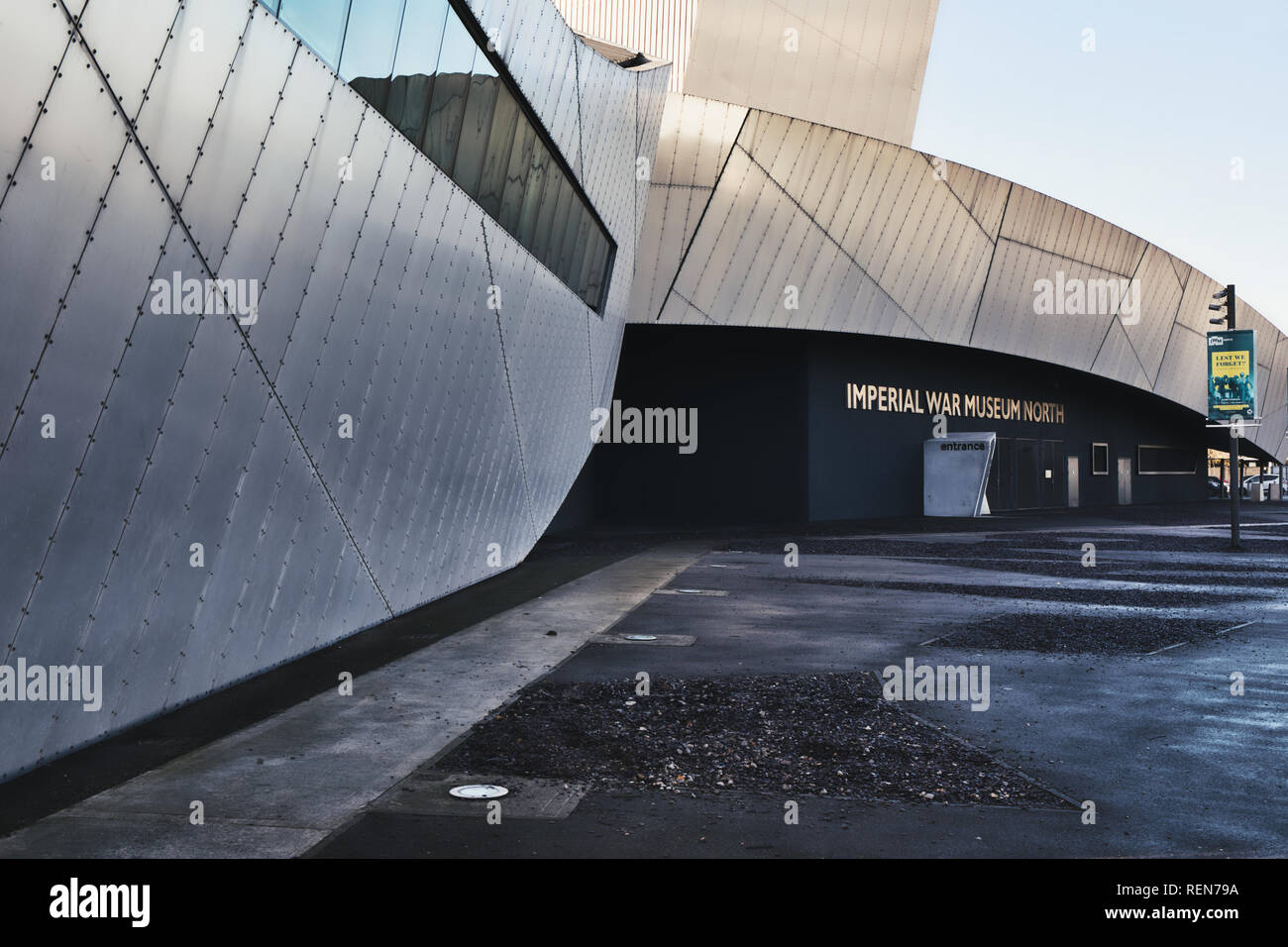 Imperial War Museum North, (da Daniel Libeskind, 2002), le banchine, Trafford Park, Greater Manchester, Regno Unito Foto Stock