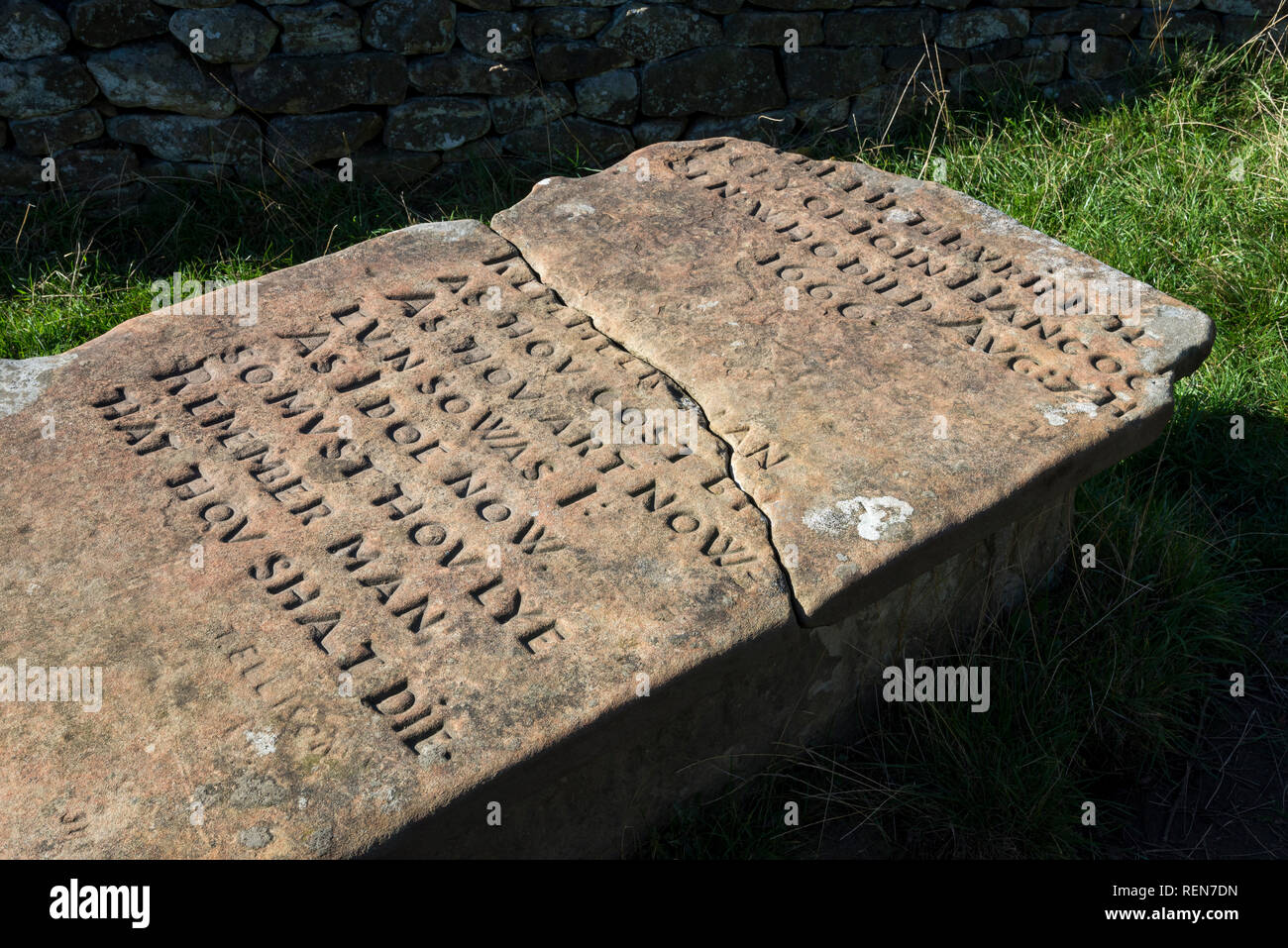 Lapidi in Riley Graves al Eyam nel Peak District, Derbyshire, in Inghilterra. Vittima del 1666 focolaio di peste. Foto Stock