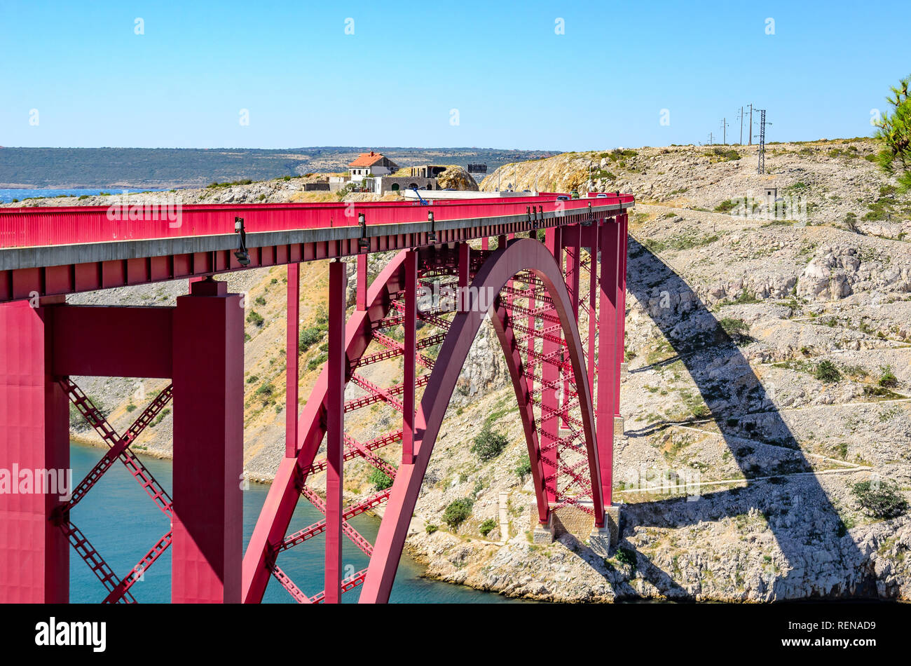 Rosso di Ferro ponte stradale sul canale. La Croazia. Foto Stock