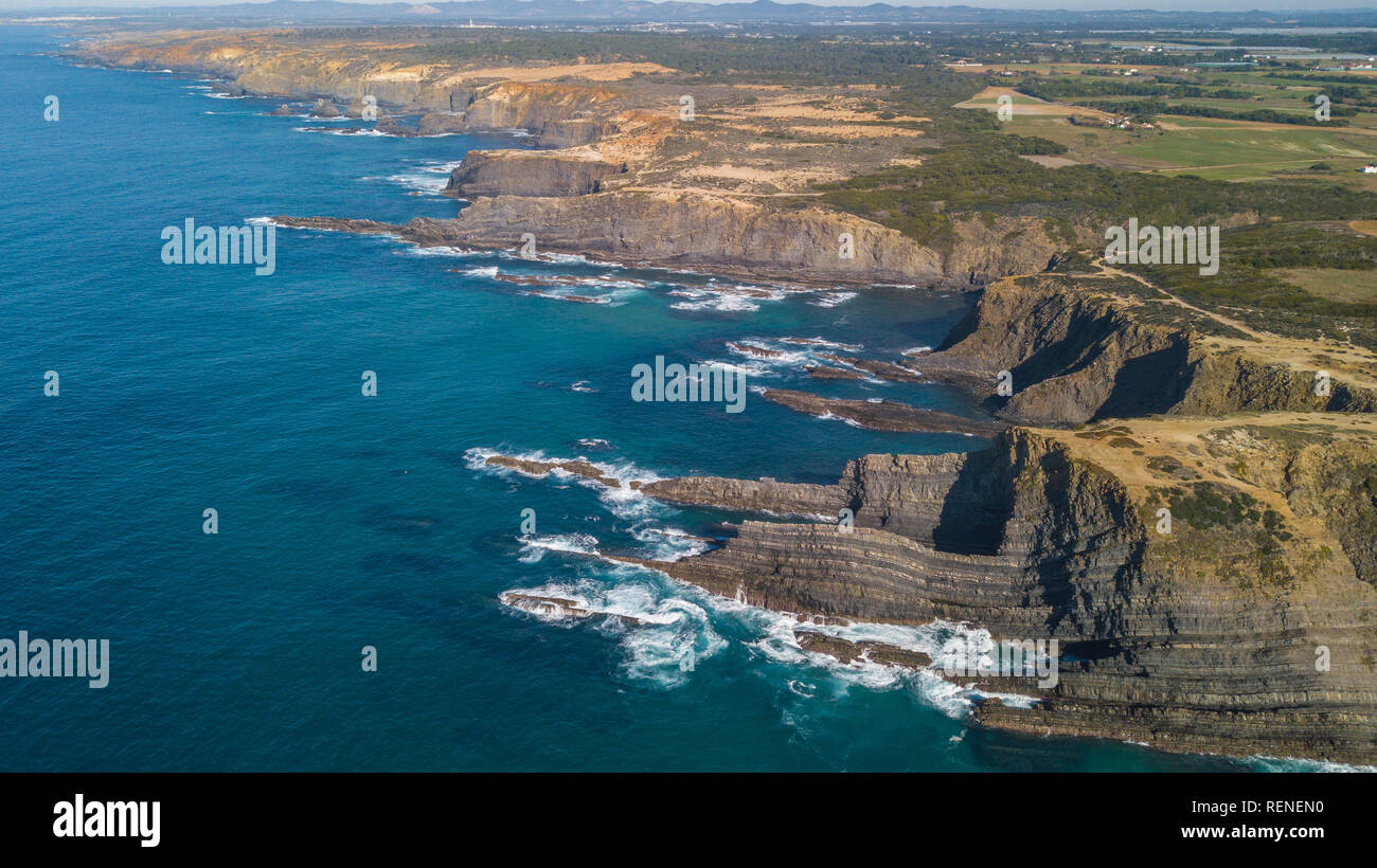 Vista aerea del Cabo Sardao scogliere e le onde della costa atlantica del Portogallo Viaggi Natura Foto Stock