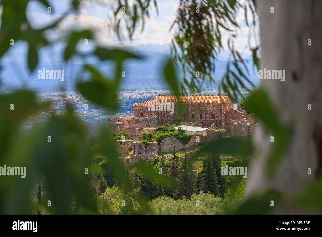 Vista distante sul castello Paleolog in Mistra contro la Laconia valley Foto Stock