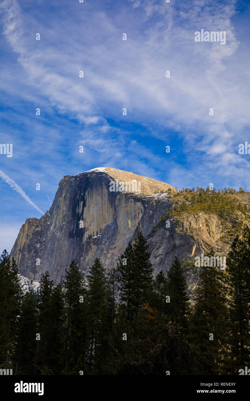 Vista di mezza cupola Mountain al Parco Nazionale di Yosemite; California durante il parziale del governo degli STATI UNITI; arresto dove limted servizi e strutture sono Foto Stock