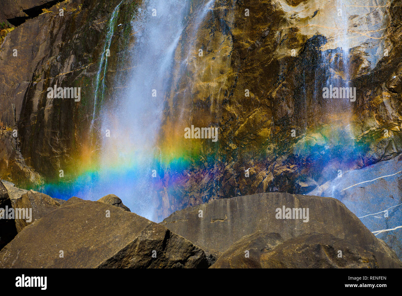 Un arcobaleno foto di riflettere nella nebbia/spruzzo a Yosemite Falls nel Parco Nazionale di Yosemite; California durante il parziale del governo degli STATI UNITI; arresto w Foto Stock