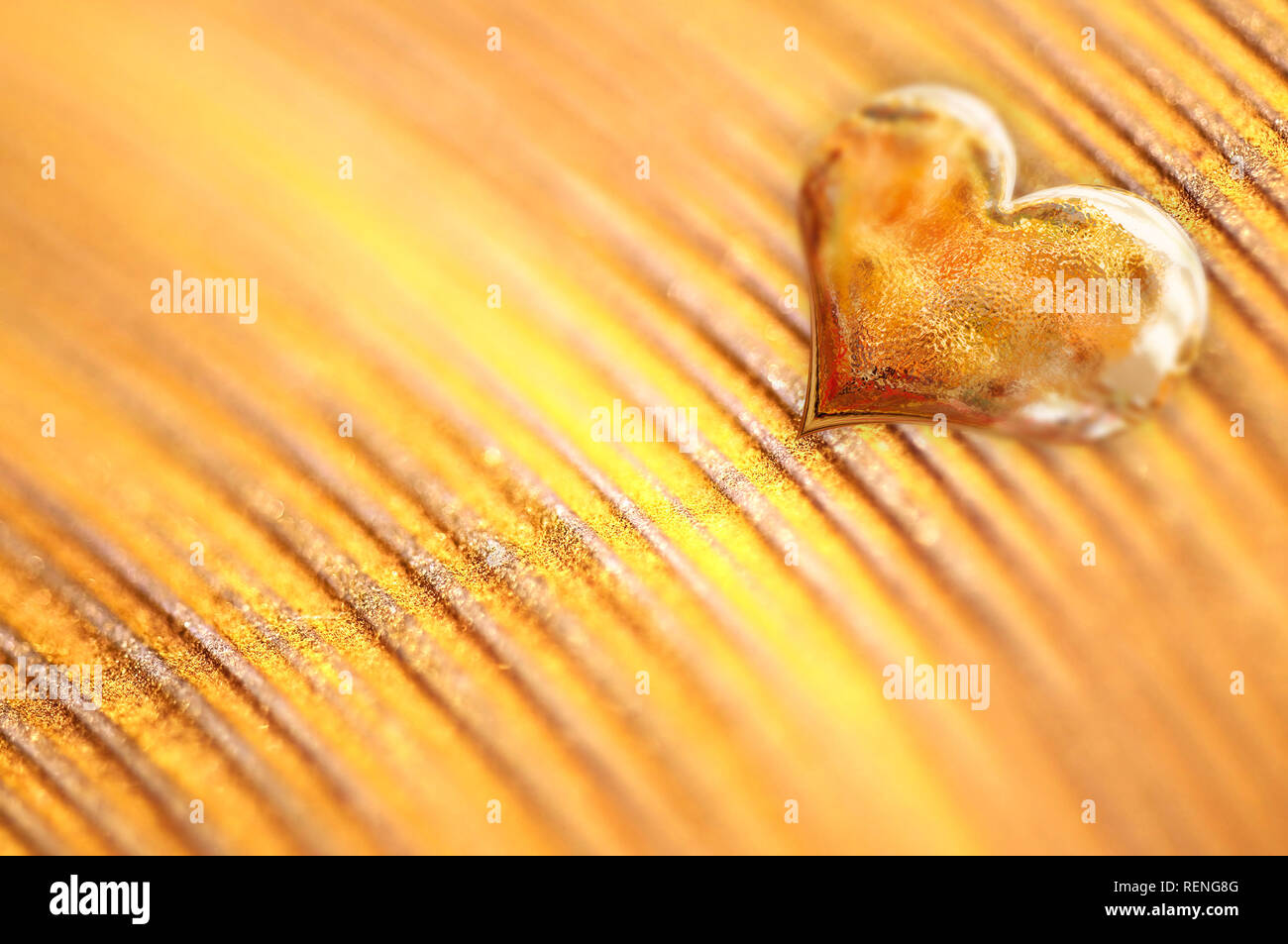 Shiny cuore d'oro su fondo oro Foto Stock