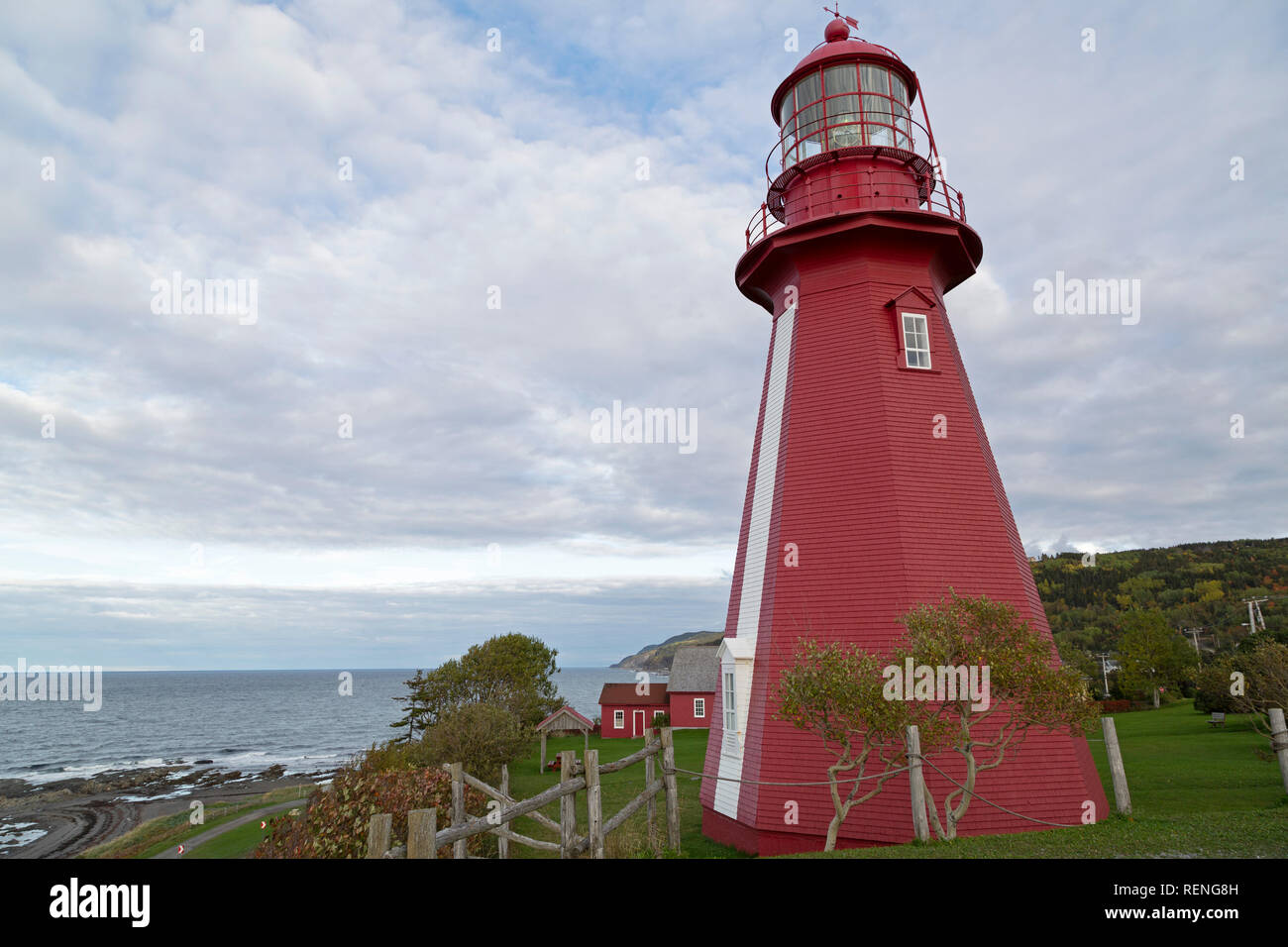 Il faro rosso a La Martre sulla penisola di Gaspé del Quebec, Canada. La struttura in legno è stato costruito nel 1906. Foto Stock