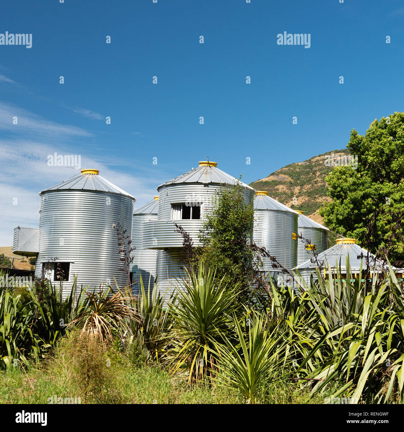 SiloStay, un eco-friendly alloggio convertito da silos per il grano, piccolo fiume, Penisola di Banks, South Island, in Nuova Zelanda. Foto Stock