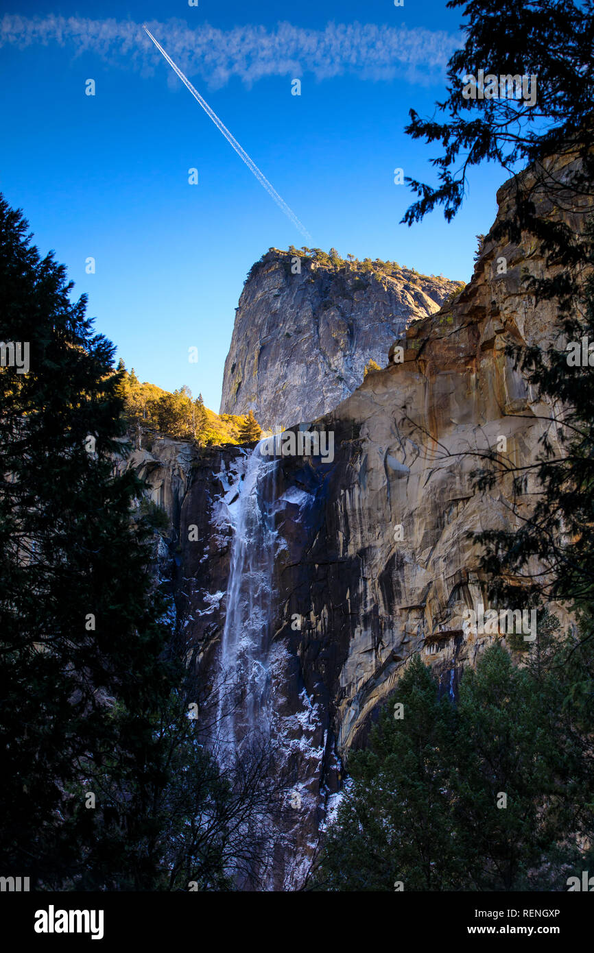 Bridalveil falls a Parco Nazionale di Yosemite; California durante il parziale del governo degli STATI UNITI; arresto dove limted servizi e strutture sono a posto. Foto Stock