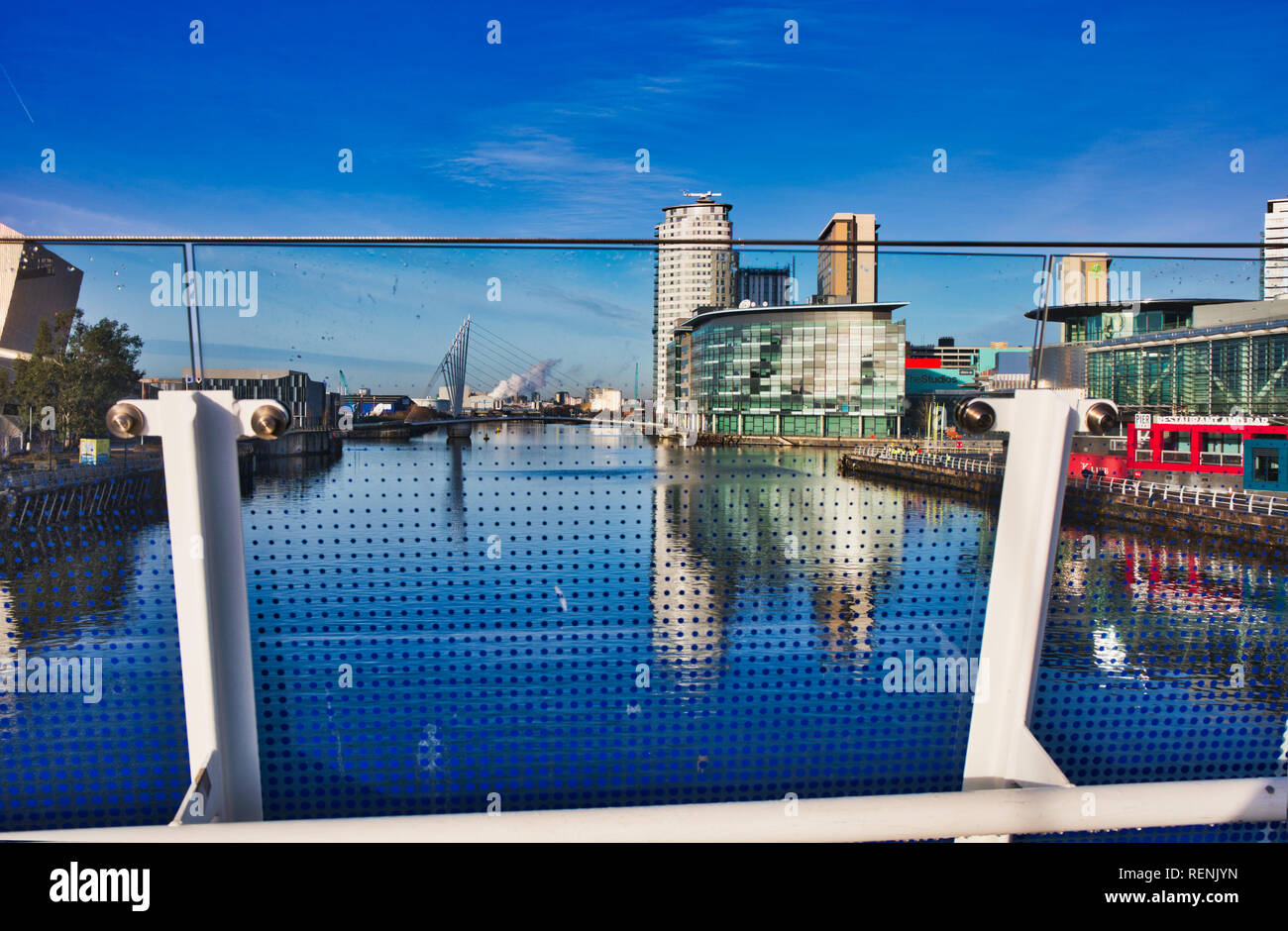 MediaCityUK dal ponte che attraversa il Manchester Ship Canal, Salford Quays, città di Salford, Greater Manchester, Inghilterra Foto Stock