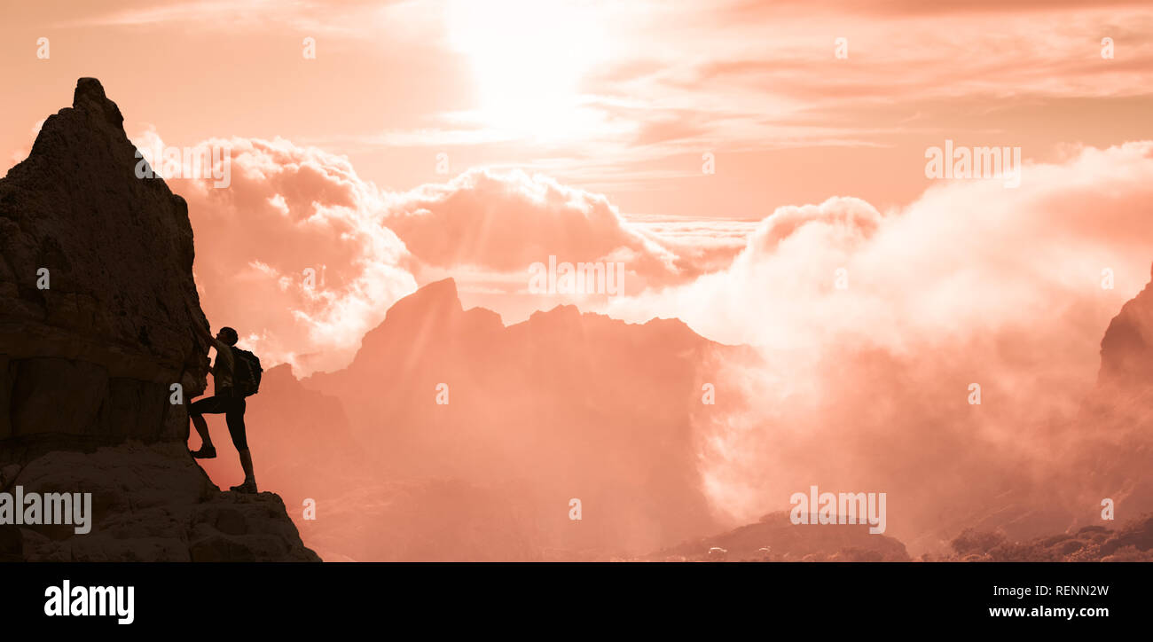 Silhouette di successo della donna di arrampicata in montagna nozione del concetto di motivazione del movimento di ispirazione al bel tramonto Foto Stock