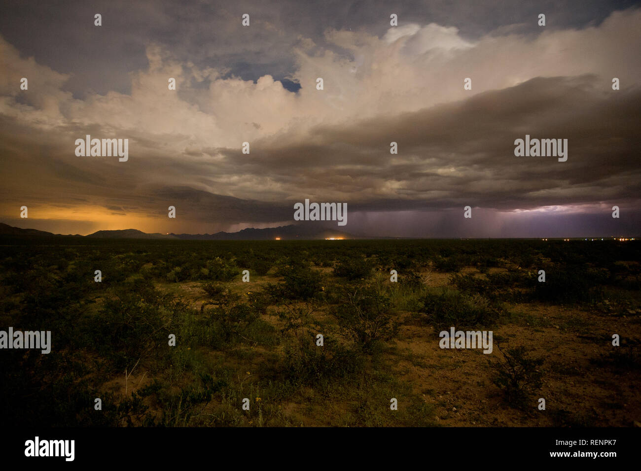 Moonlit temporale nel sud del Nuovo Messico vicino a White Sands Missile Range Foto Stock