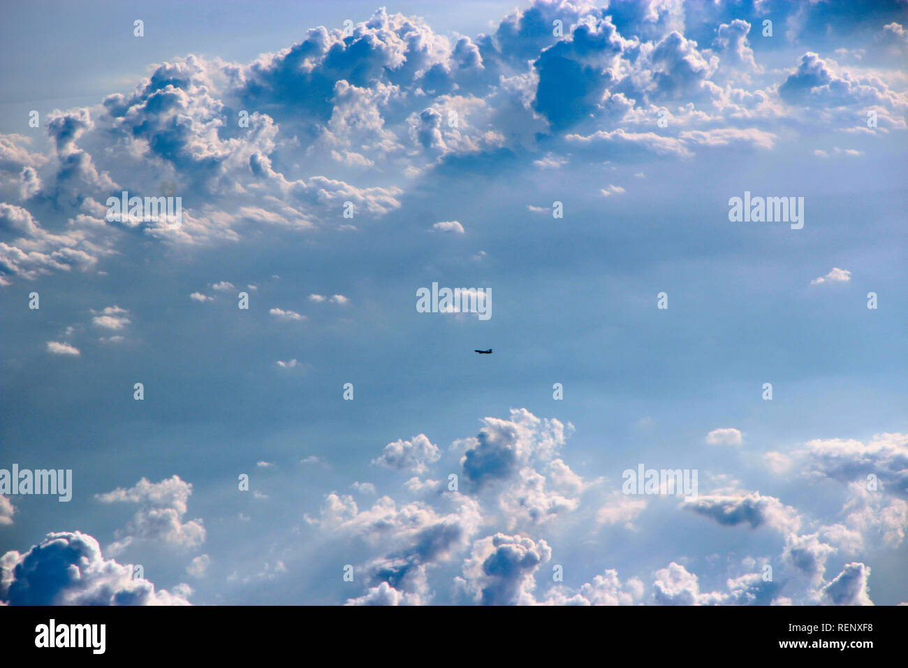 Bella vista dalla finestra del piano. Vista dalla finestra del piano sul Cielo e nubi aeromobile in volo. Panorama con il piano di volo in alto nel cielo. Paesaggio Foto Stock