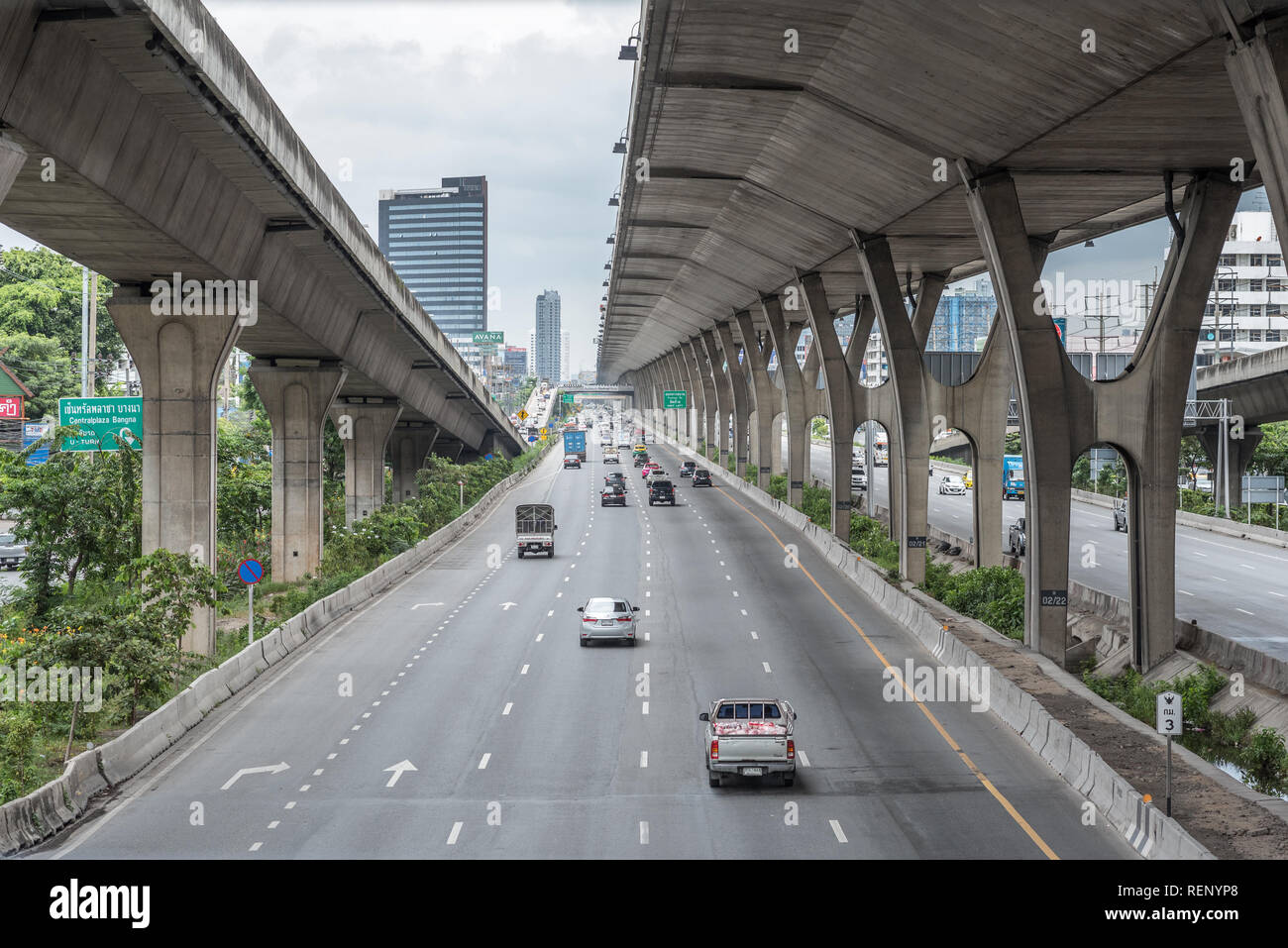 Bangkok, Tailandia - 30 Luglio 2018: Bang na - Trat Road (Autostrada Nazionale percorso 34) con colonne di cemento di una strada a pedaggio (sulla destra). Foto Stock