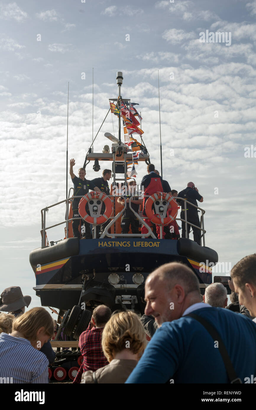 La gente accogliente "Richard & Caroline Colton' una classe di Shannon all-weather scialuppa di salvataggio e il suo equipaggio, Hastings, ottobre 2018, Sussex, Regno Unito Foto Stock