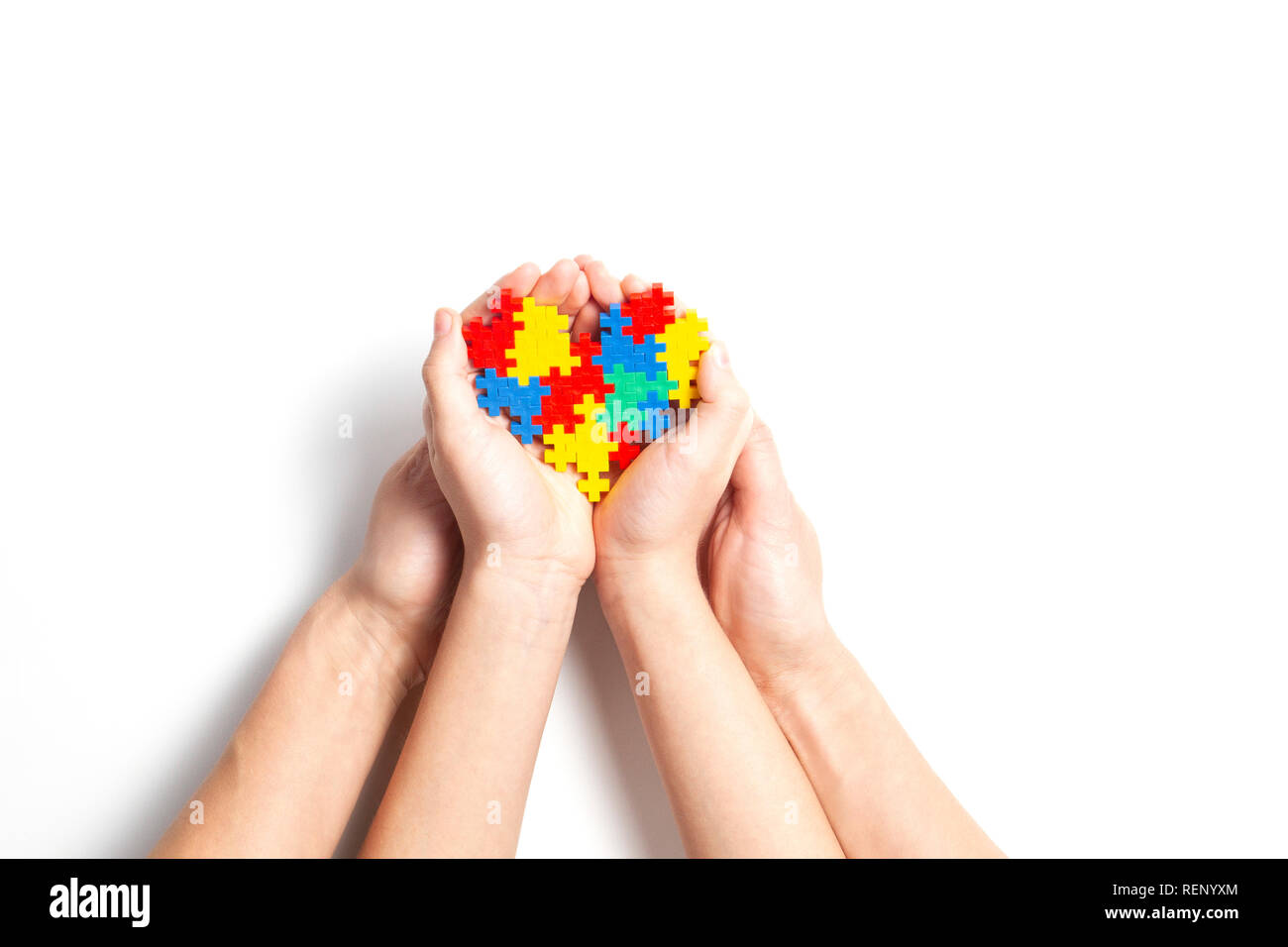 Adulto e bambino mani cuore colorato su sfondo bianco Foto Stock