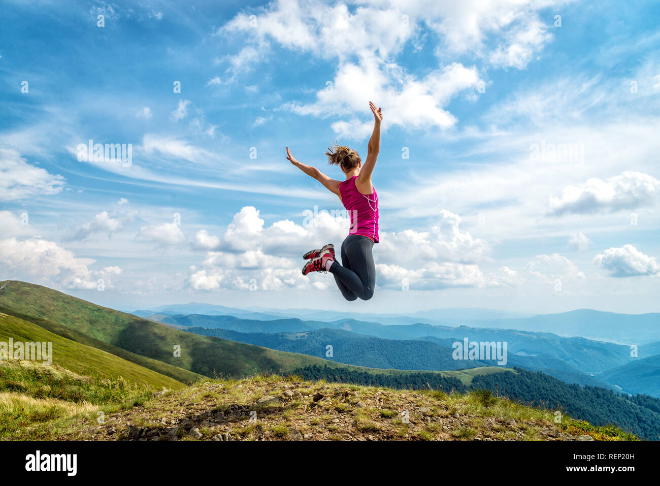 Giovane donna sulla cima della montagna Foto Stock