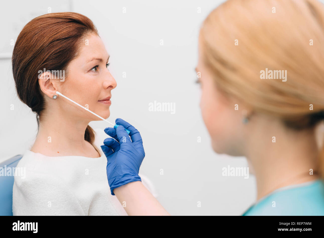 Il medico ORL controllo orecchio del paziente, donna mentre l'esame dell'orecchio Foto Stock
