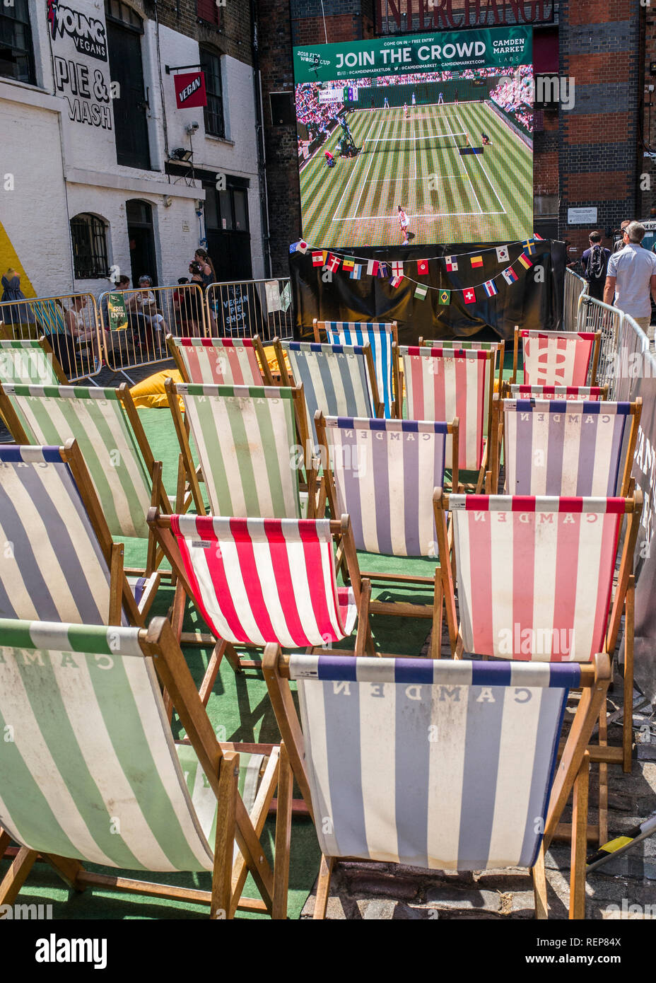 Il mercato di Camden wimbledon sedie a sdraio e grande schermo Foto Stock