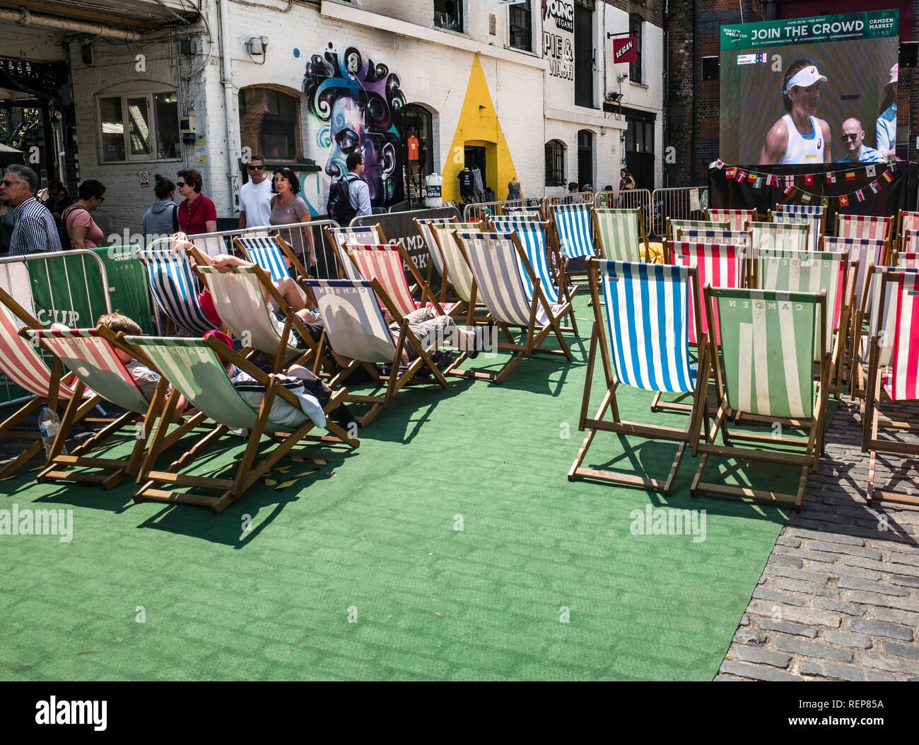 Il mercato di Camden wimbledon sedie a sdraio e grande schermo Foto Stock