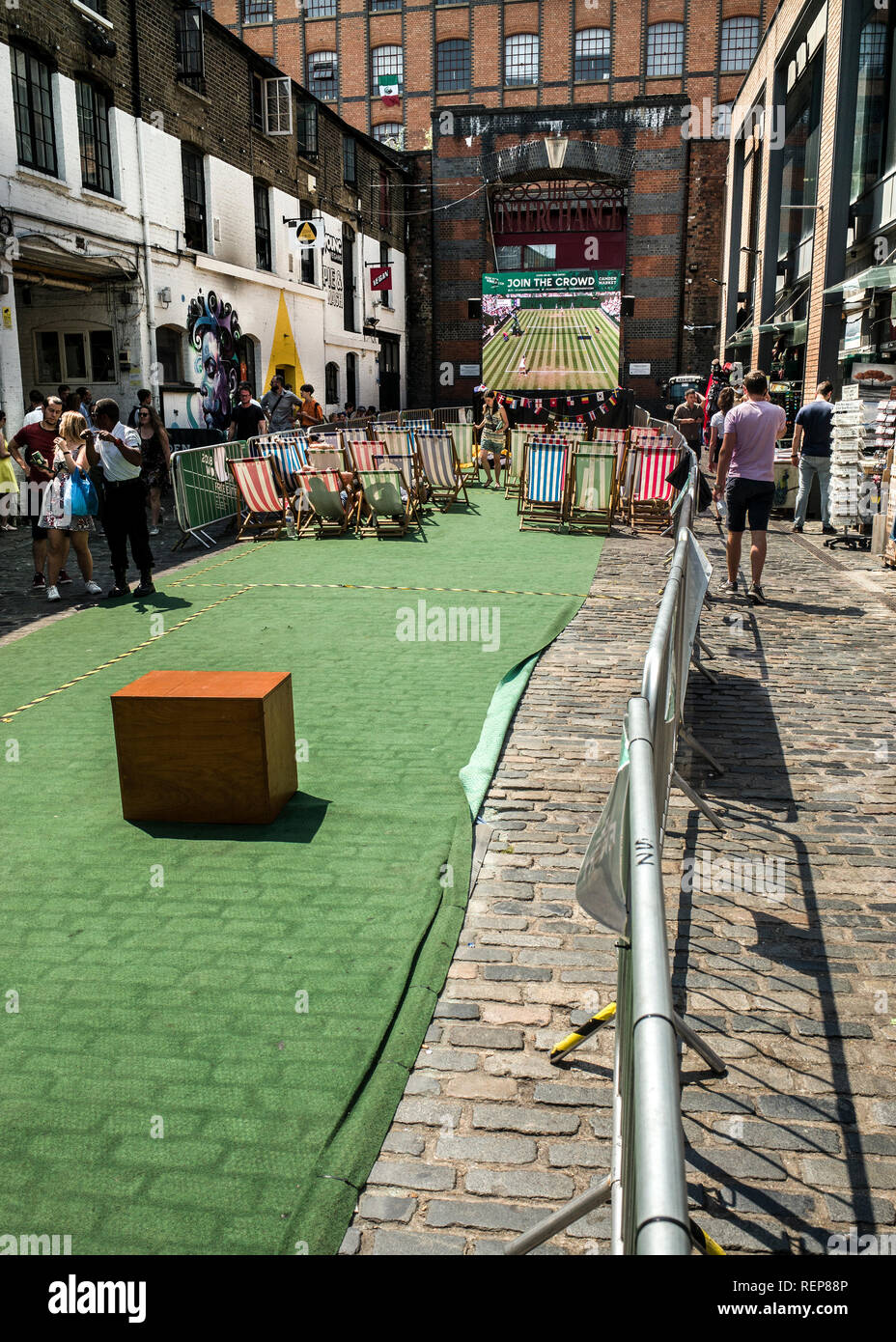 Il mercato di Camden wimbledon sedie a sdraio e grande schermo Foto Stock