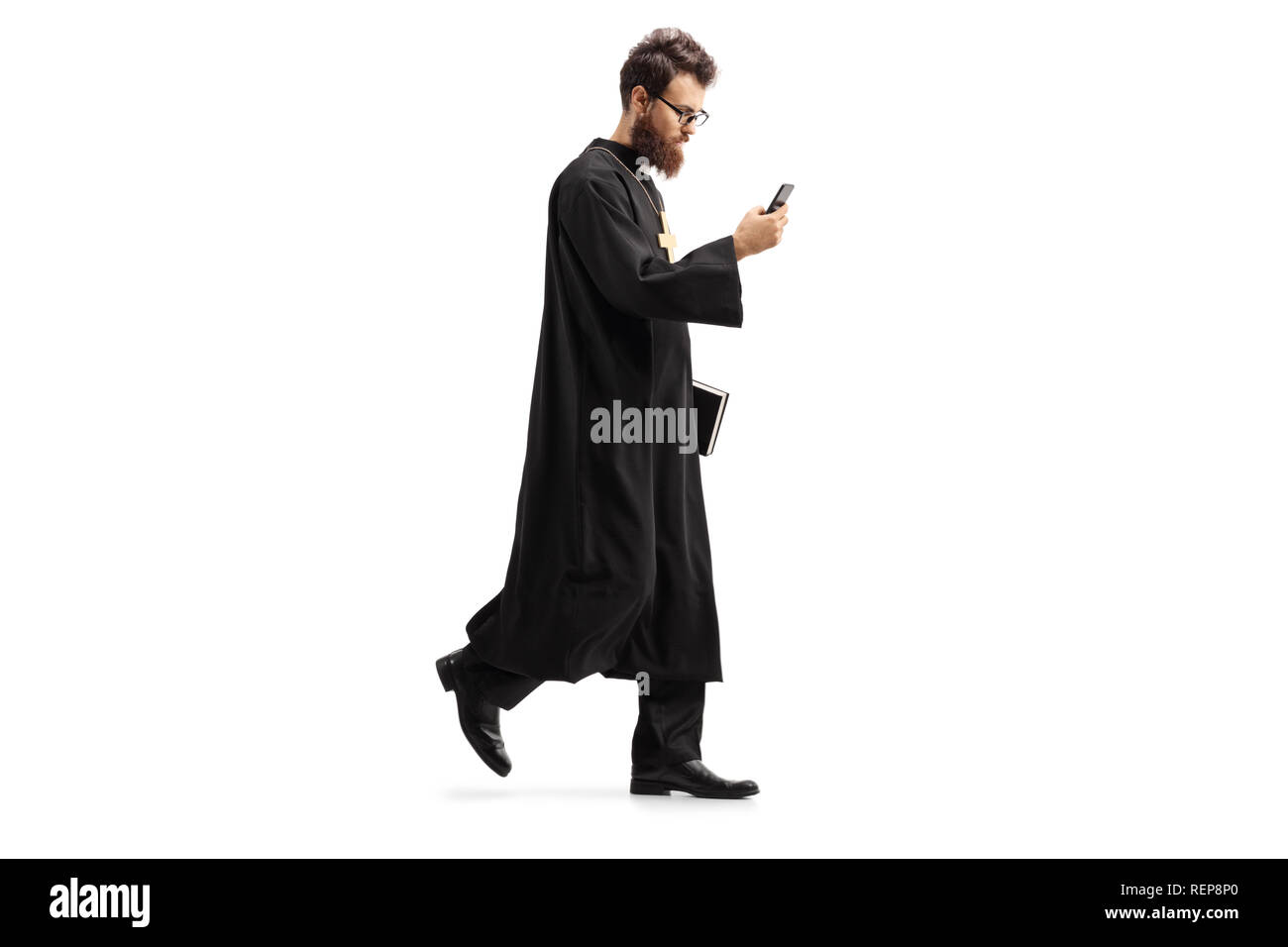 A piena lunghezza shot di un sacerdote a piedi con un telefono cellulare isolato su sfondo bianco Foto Stock