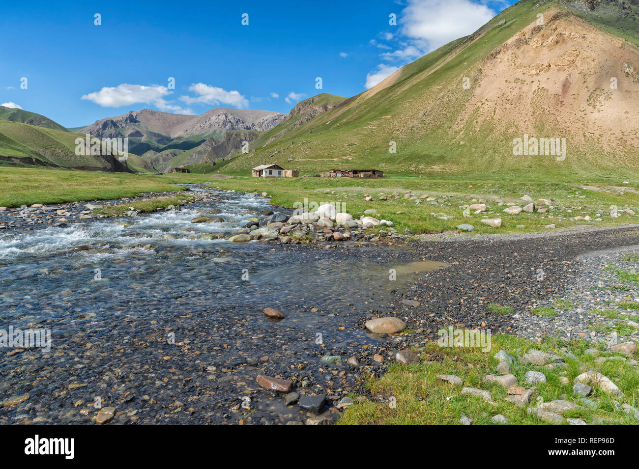 Piccolo insediamento lungo il fiume di montagna, Sary Jaz valley, Issyk Kul regione, Kirghizistan Foto Stock