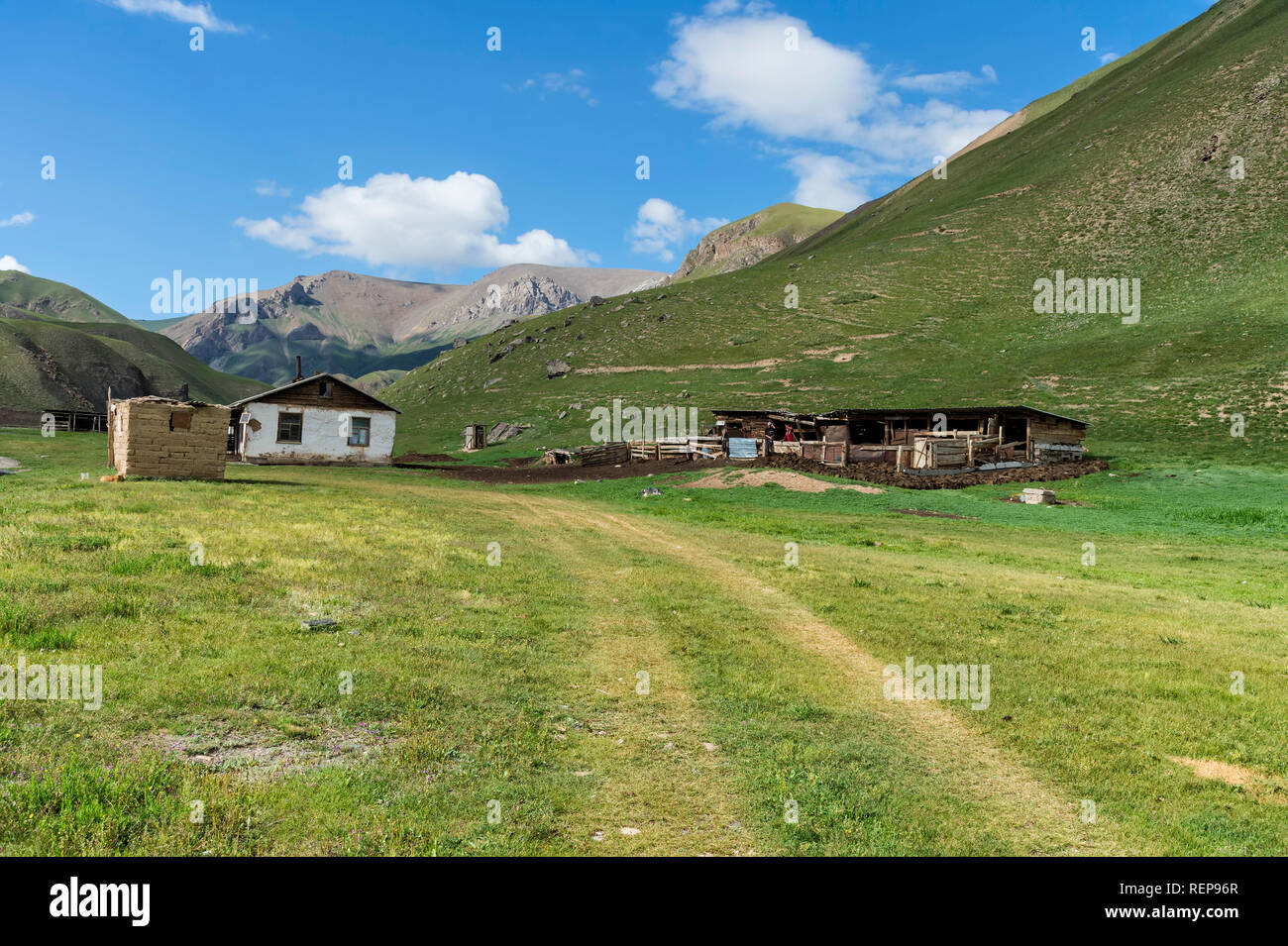 Piccolo insediamento lungo il fiume di montagna, Sary Jaz valley, Issyk Kul regione, Kirghizistan Foto Stock