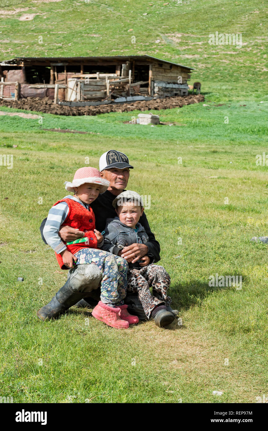 Uomo del Kirghizistan con i suoi due figli, Sary Jaz valley, Issyk Kul regione, Kirghizistan Foto Stock