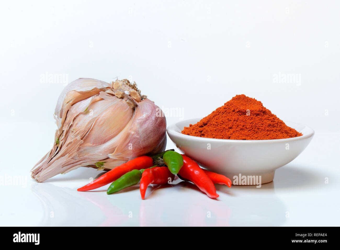 Knoblauch, Chilipulver, Pfefferschoten, (capsicum frutescens), (Allium sativum,), peperoni, Chilischoten, peperoncino, Piri-Piri, Tabasco, peperoncini Foto Stock