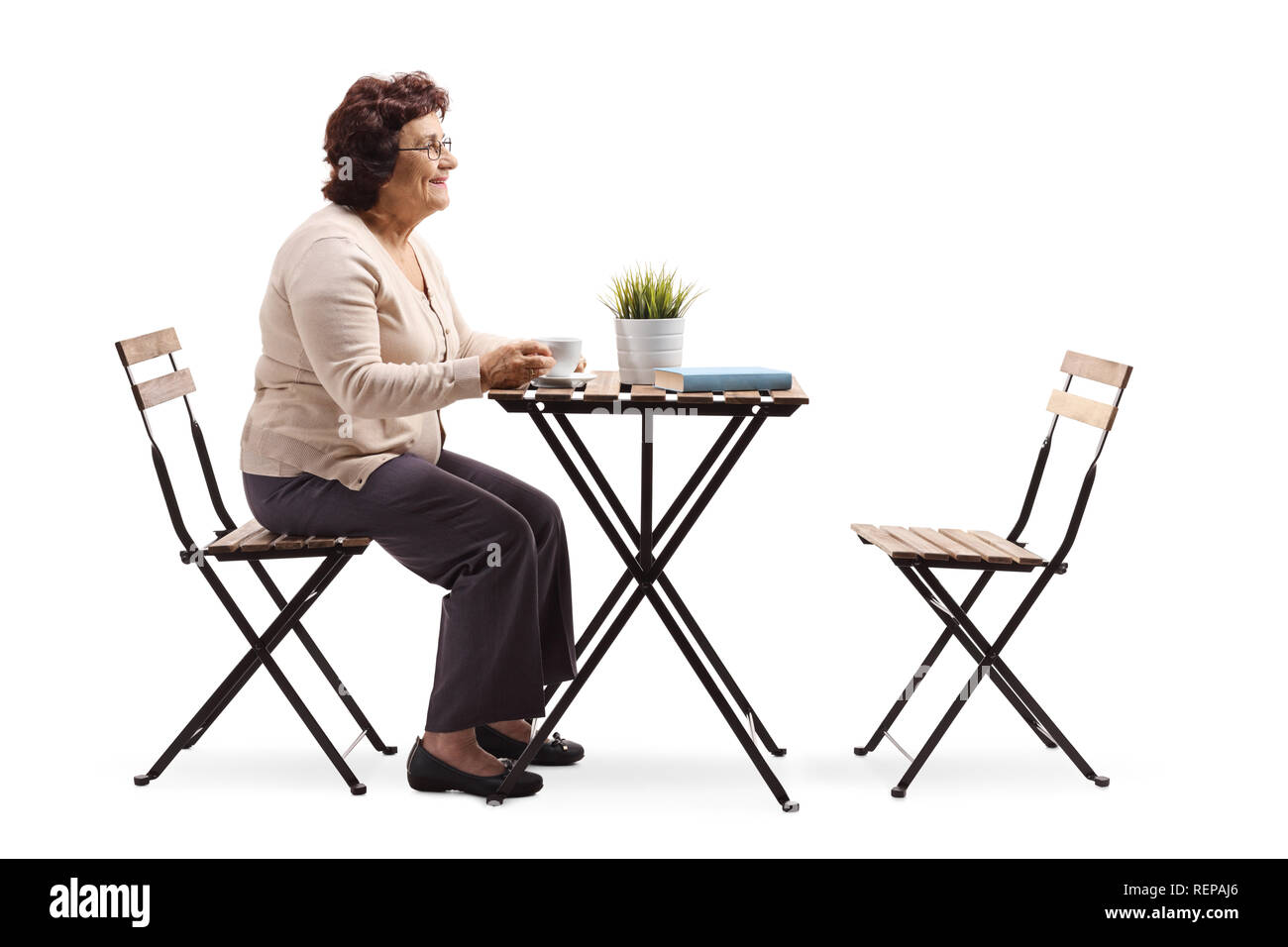 Senior donna seduti ad un tavolo a bere un caffè isolato su sfondo bianco Foto Stock