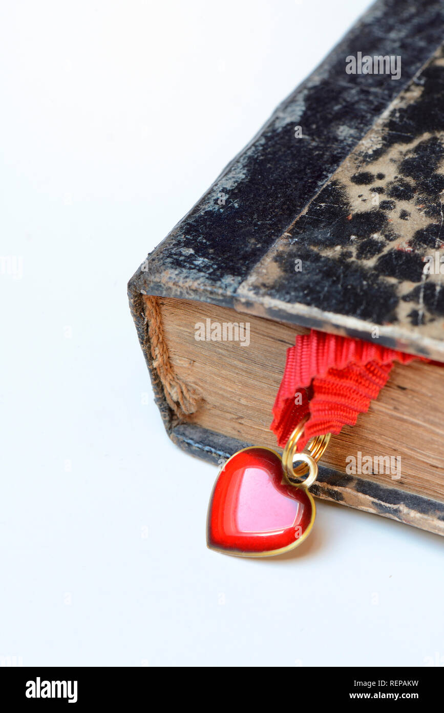 Cuore nel vecchio libro Foto Stock
