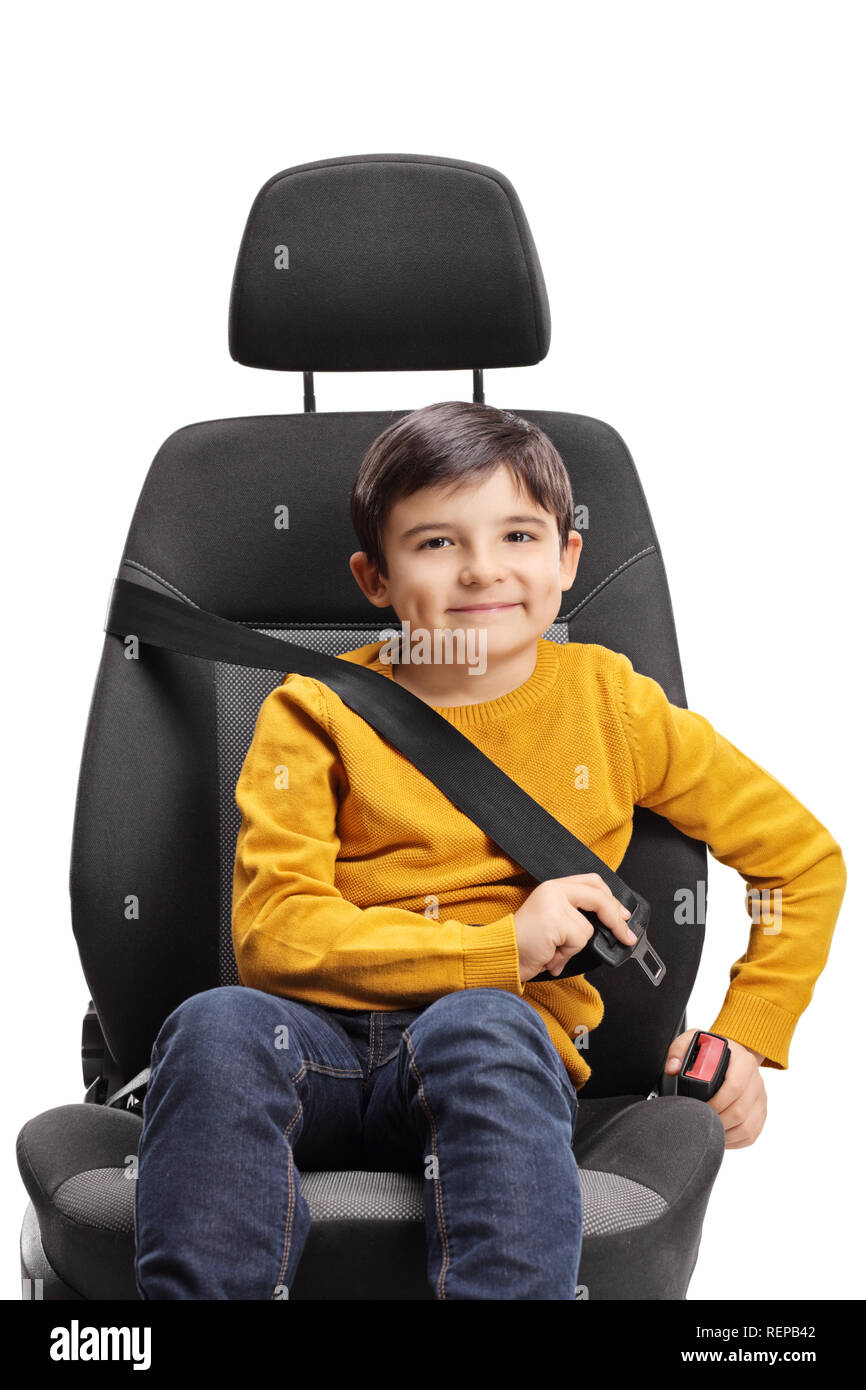 Ragazzo giovane mettendo su una cintura di sicurezza isolati su sfondo bianco Foto Stock