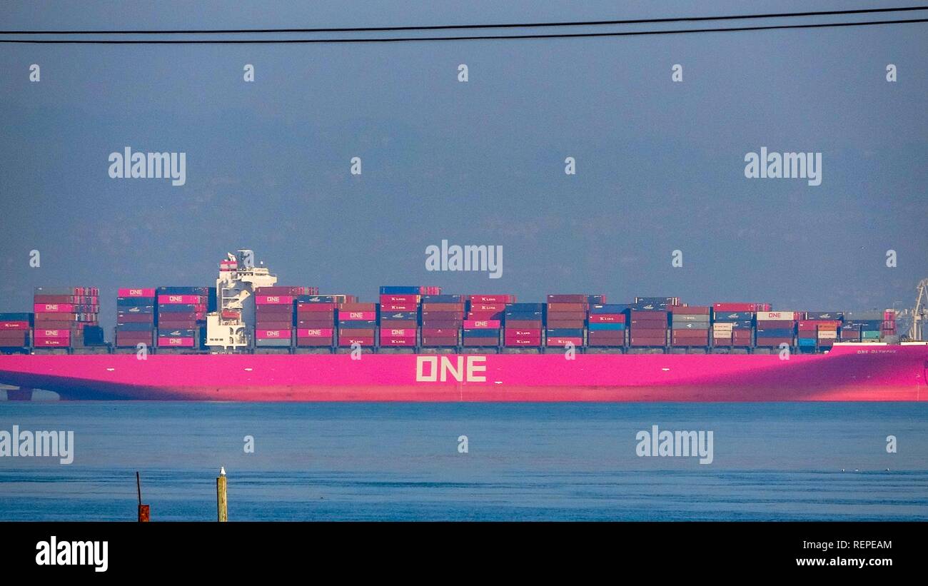 Close-up di nave portacontainer dalla compagnia di navigazione Ocean Network Express (uno), una joint venture di molti giapponesi le società di spedizione inclusa linea K e Nippon Yusen, con segni distintivi di rosa caldo schema colore, ormeggiata al Porto di Oakland a Oakland, in California, il 4 gennaio 2019. () Foto Stock