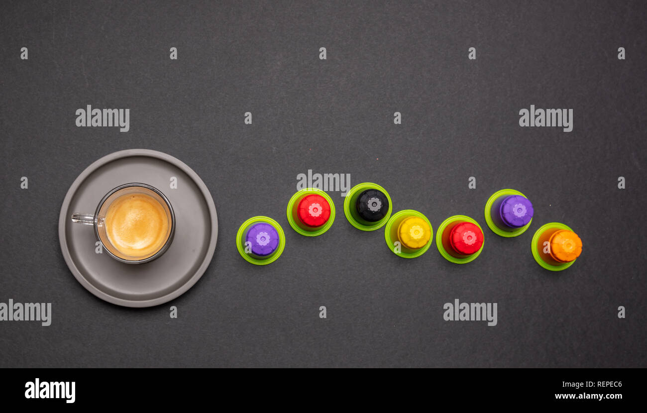 Tazza di caffè e privo di alluminio capsule e cialde, su nero colore di sfondo, vista dall'alto Foto Stock